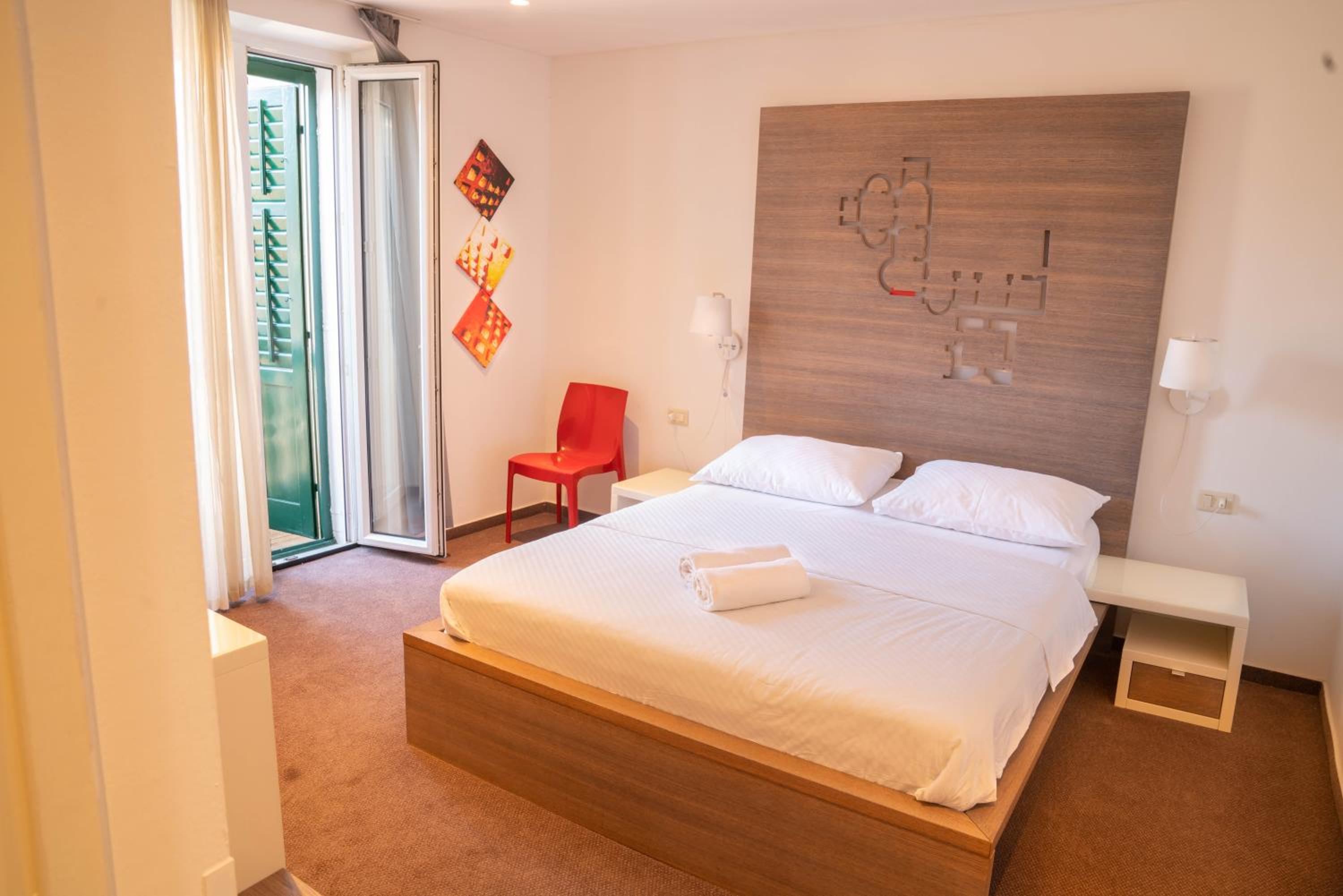 Standard King Room - Photo 7