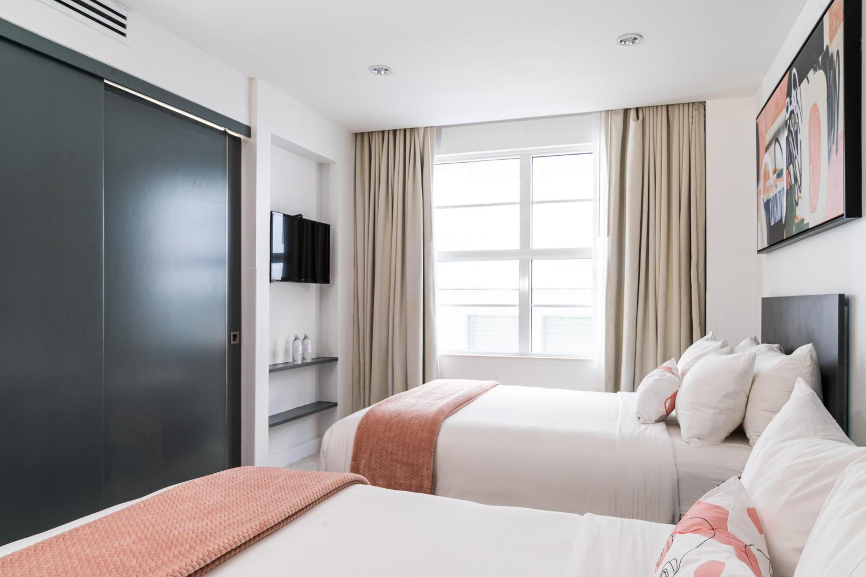 Double Room with Two Double Beds - Photo 2