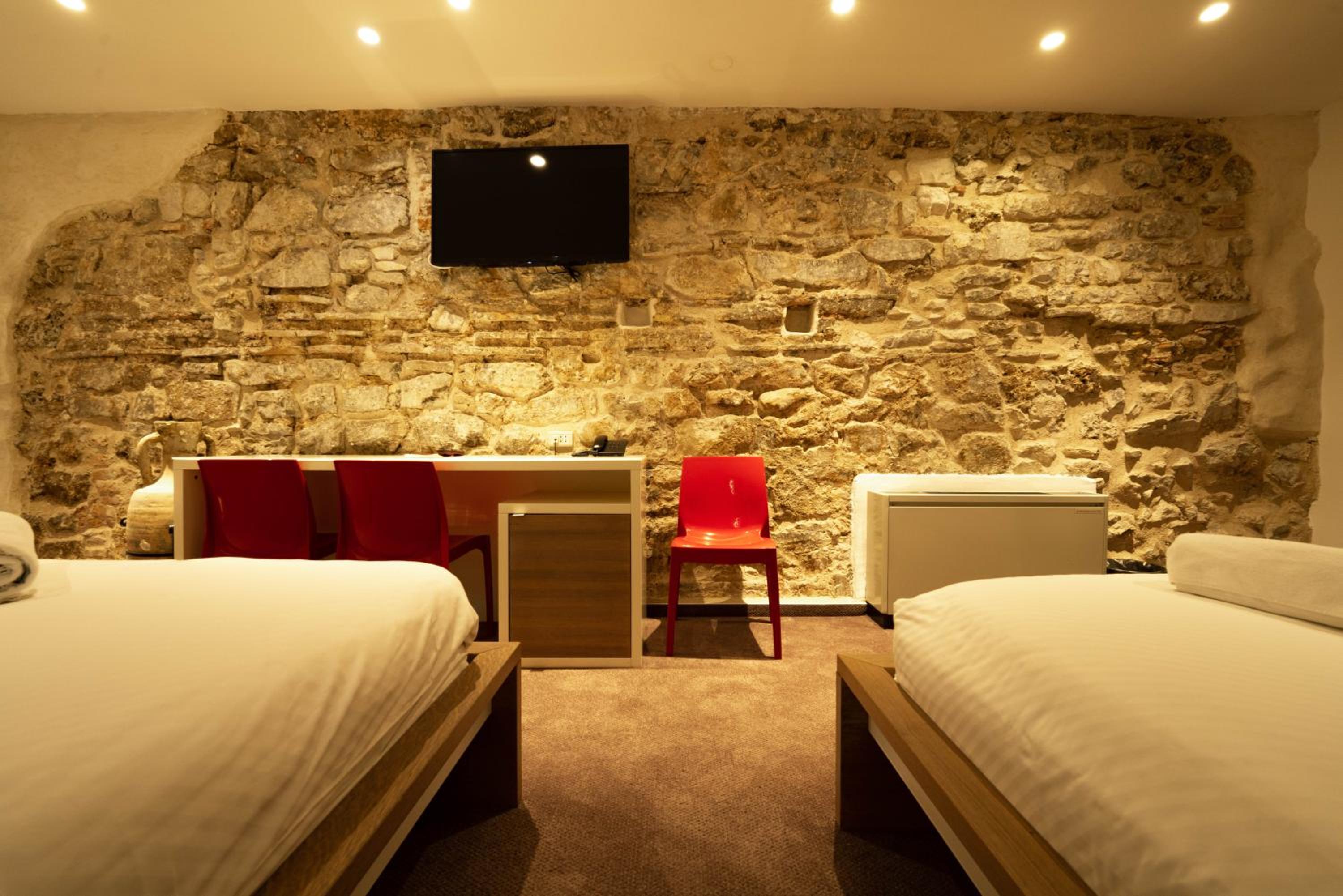 Standard Suite - Photo 22