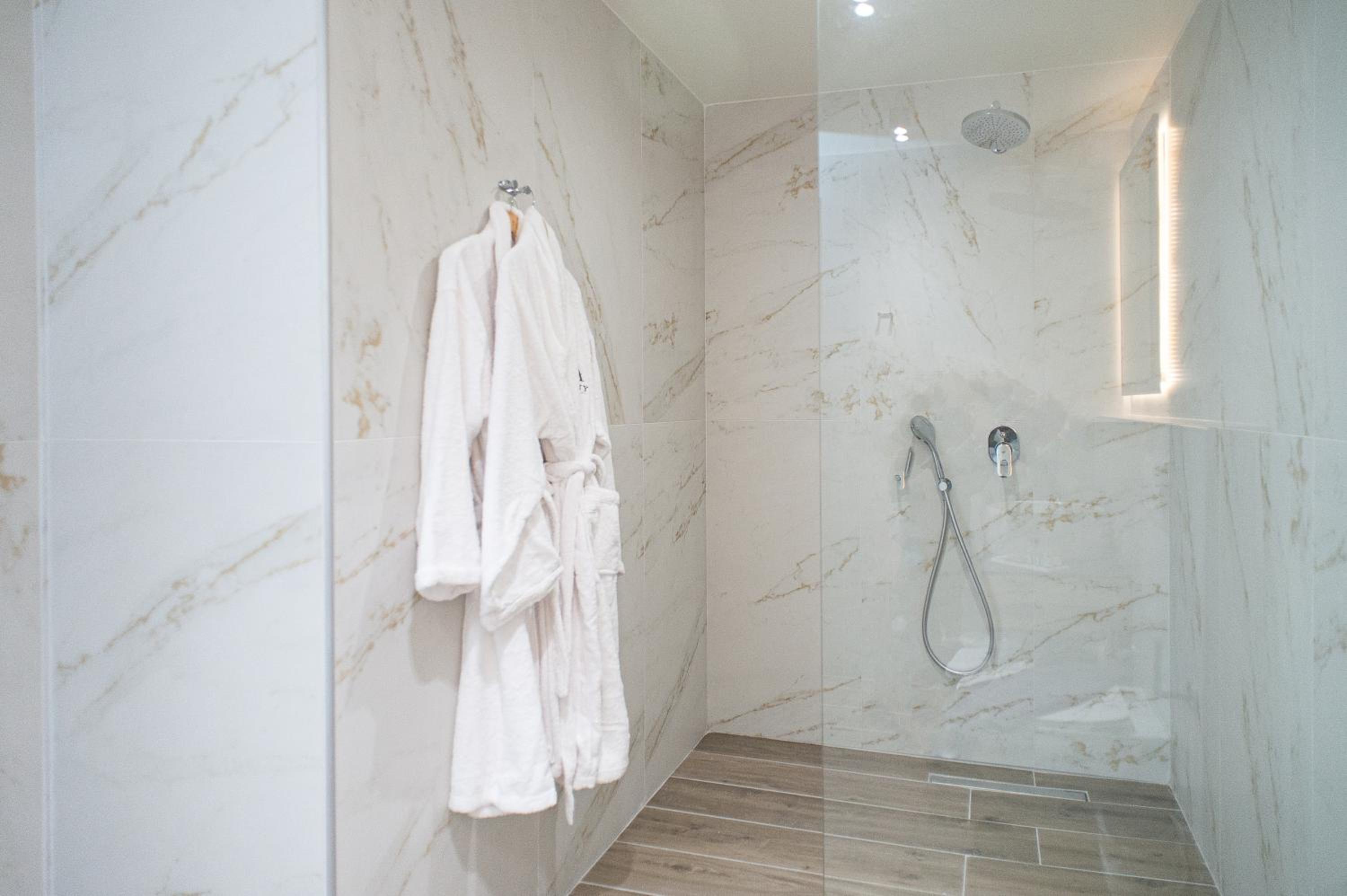 Deluxe Junior Suite - Photo 8