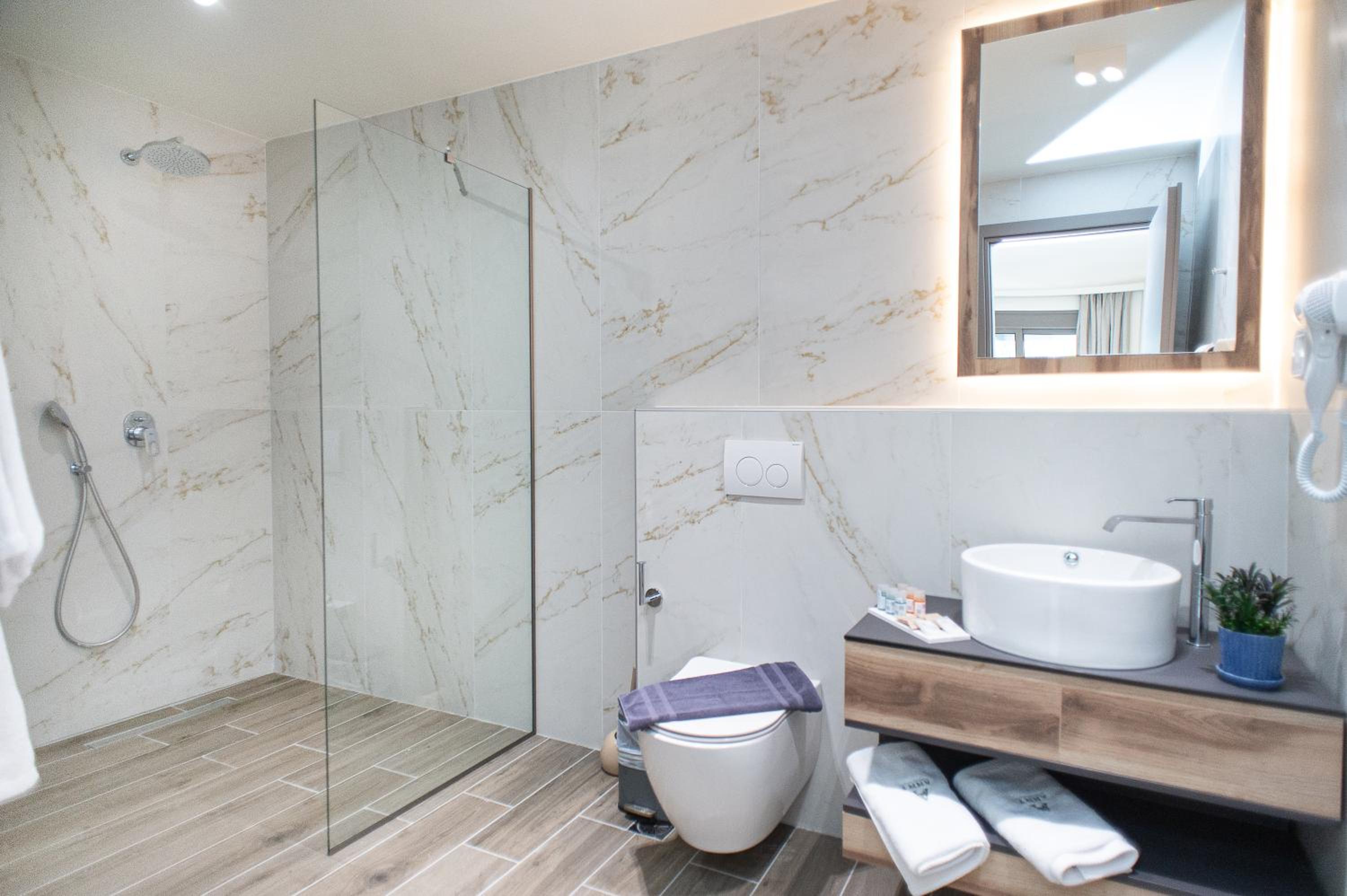 Deluxe Junior Suite - Photo 9