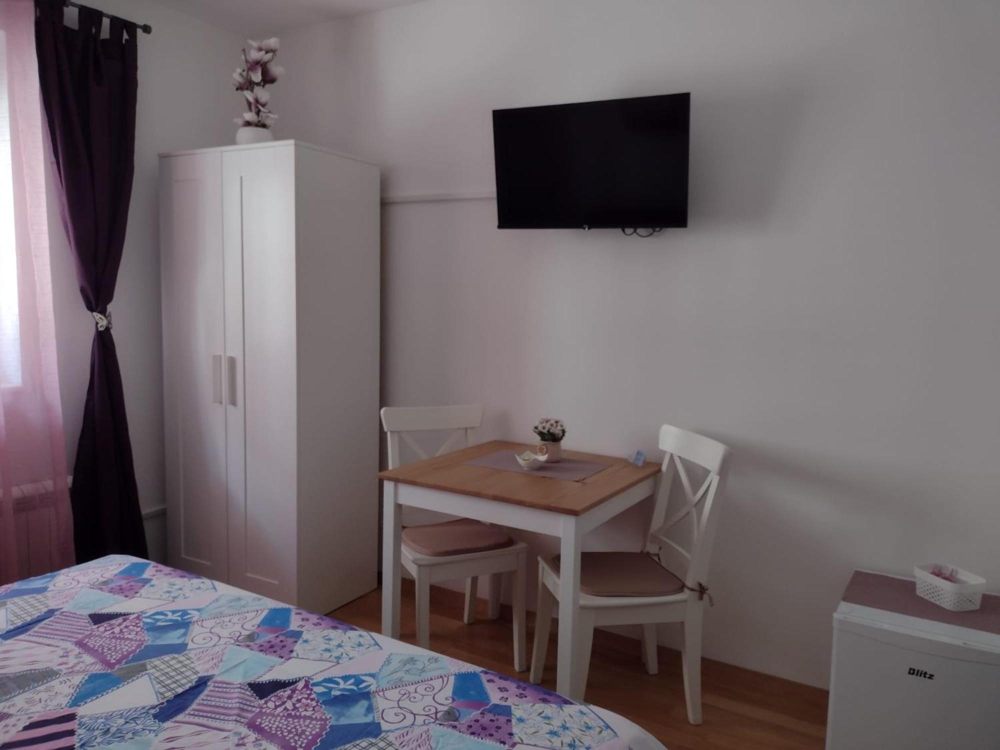 Double Room with Private Bathroom - Photo 2
