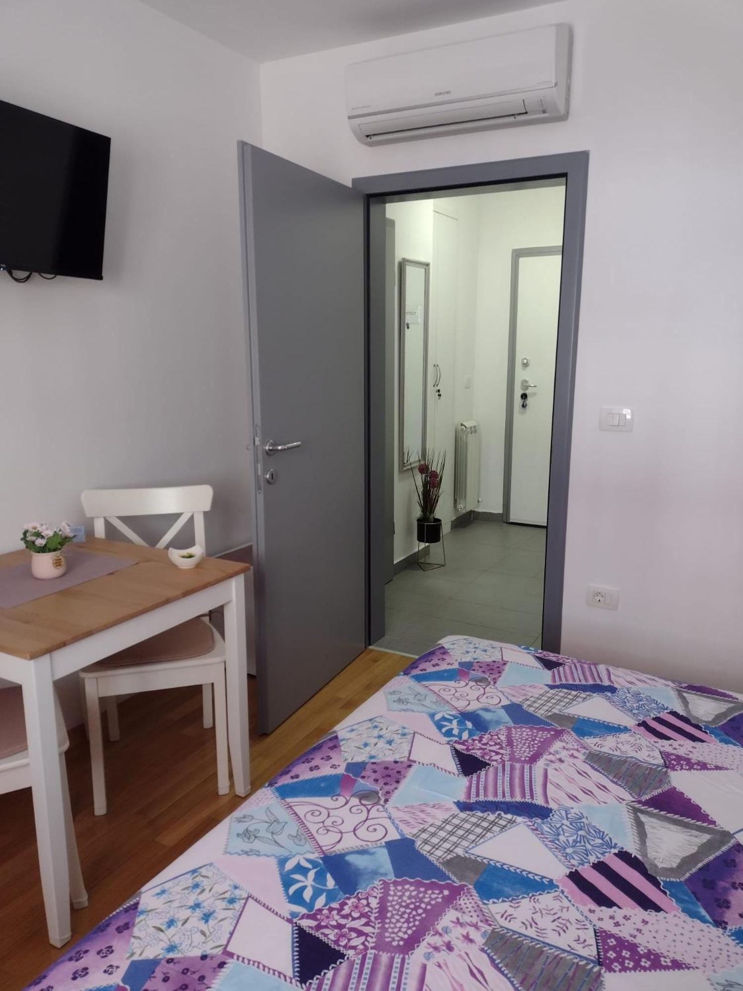 Double Room with Private Bathroom - Photo 3