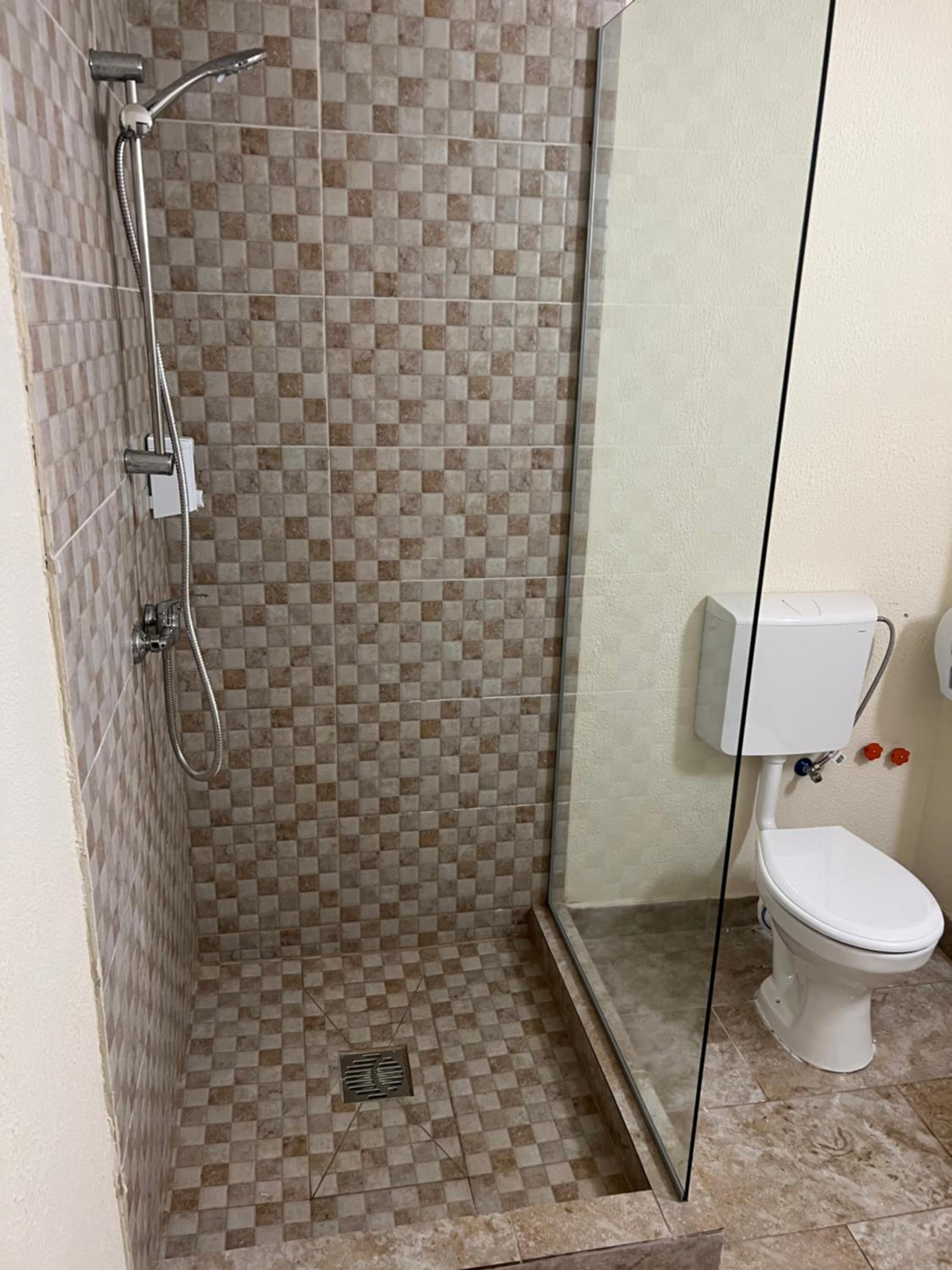 Quadruple Room with Private Bathroom - Photo 7