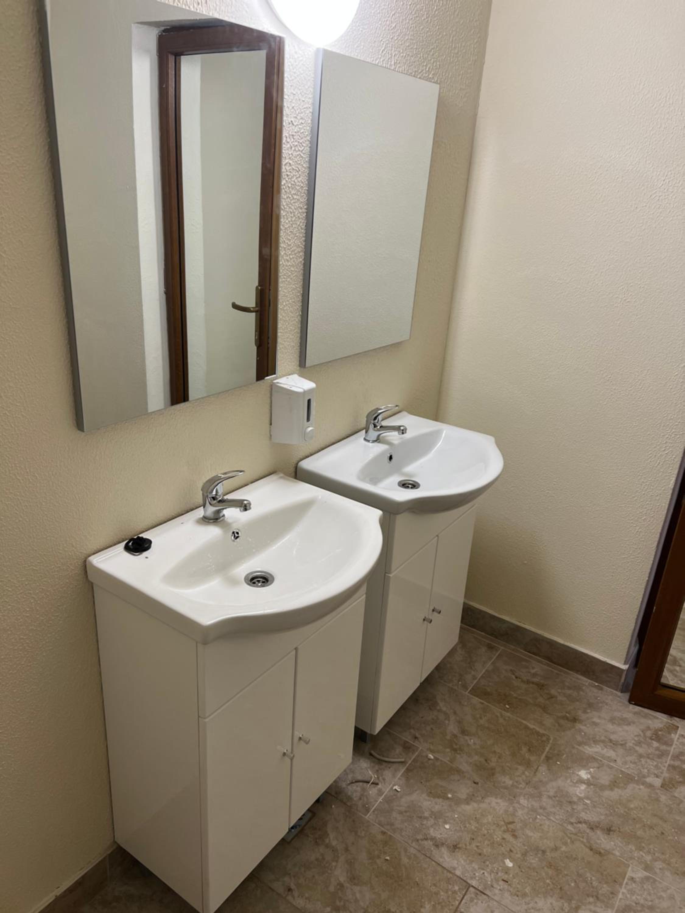 Quadruple Room with Private Bathroom - Photo 6