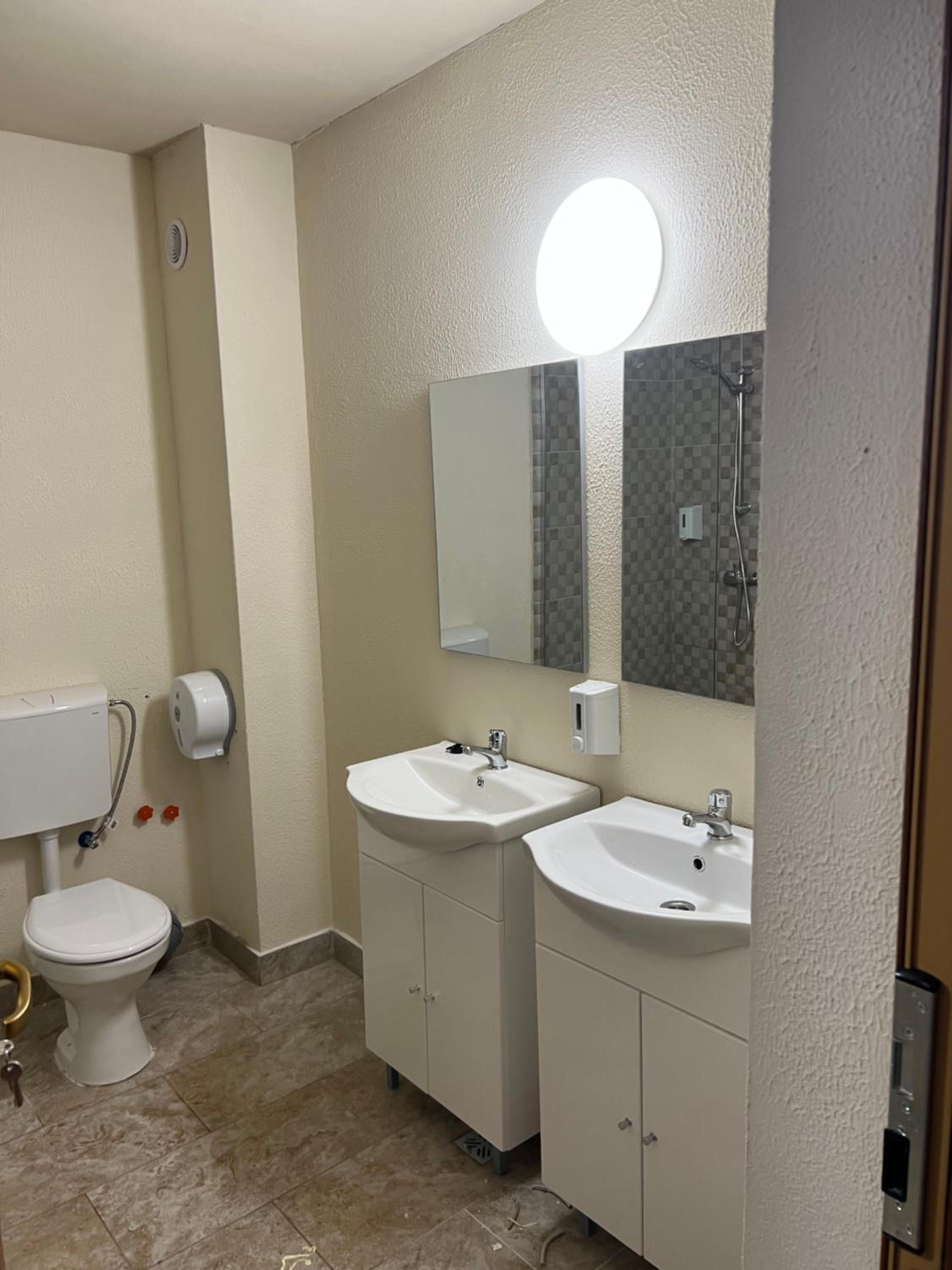 Quadruple Room with Private Bathroom - Photo 8