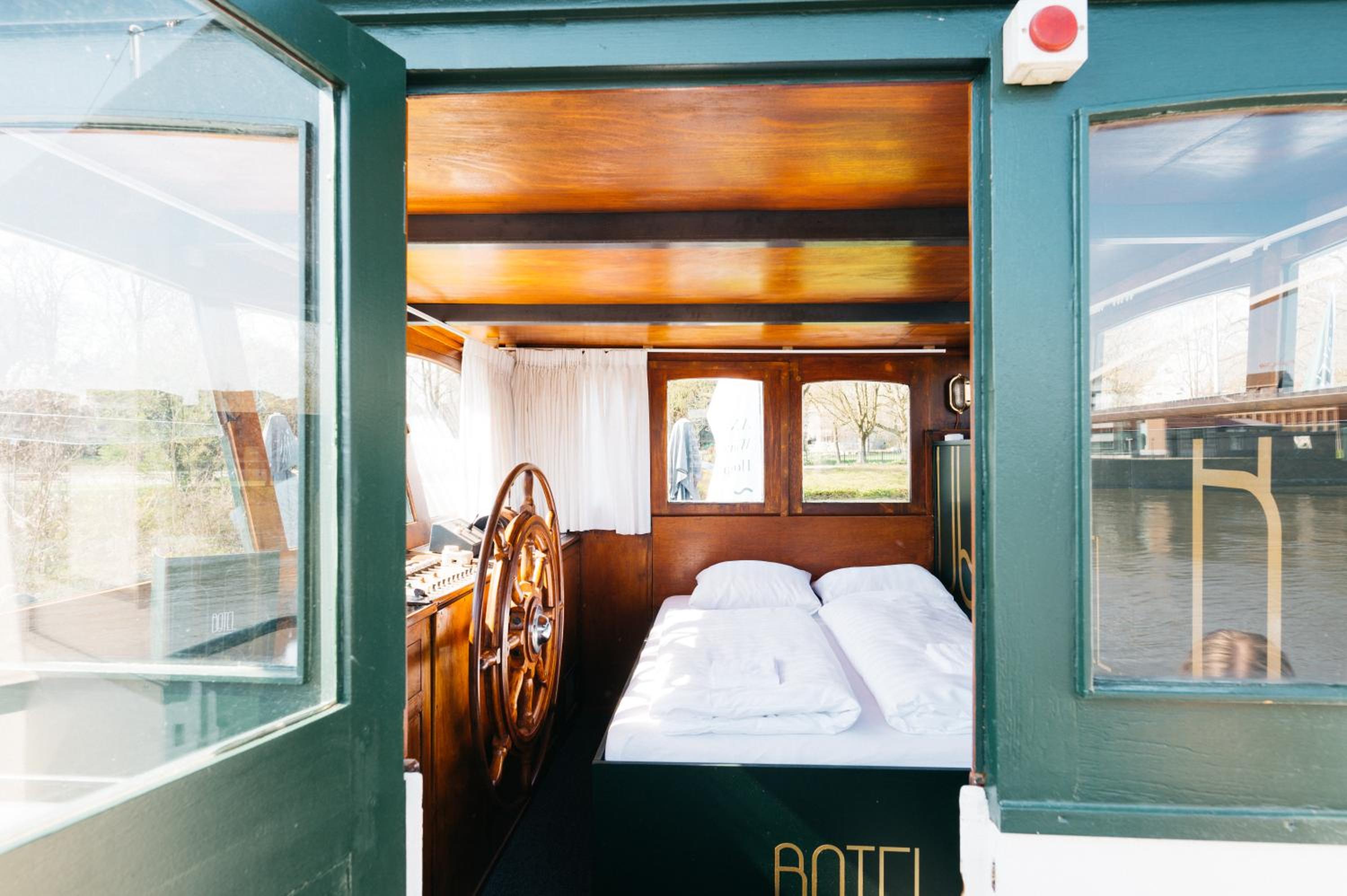 Double Room with Lake View - Photo 4