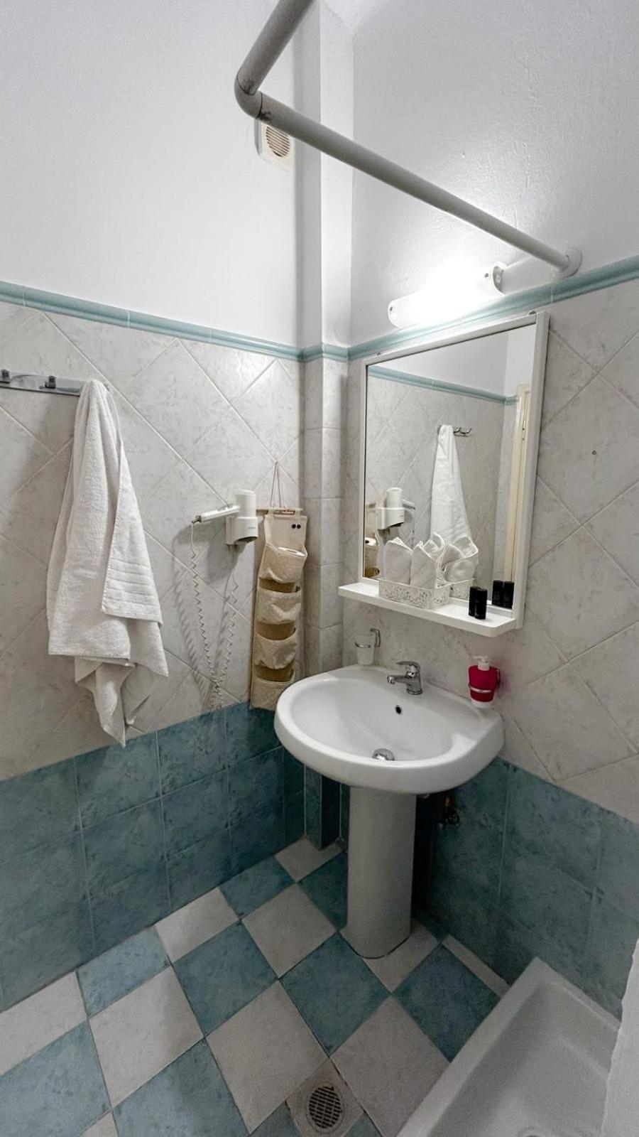 Standard Twin Room - Photo 6