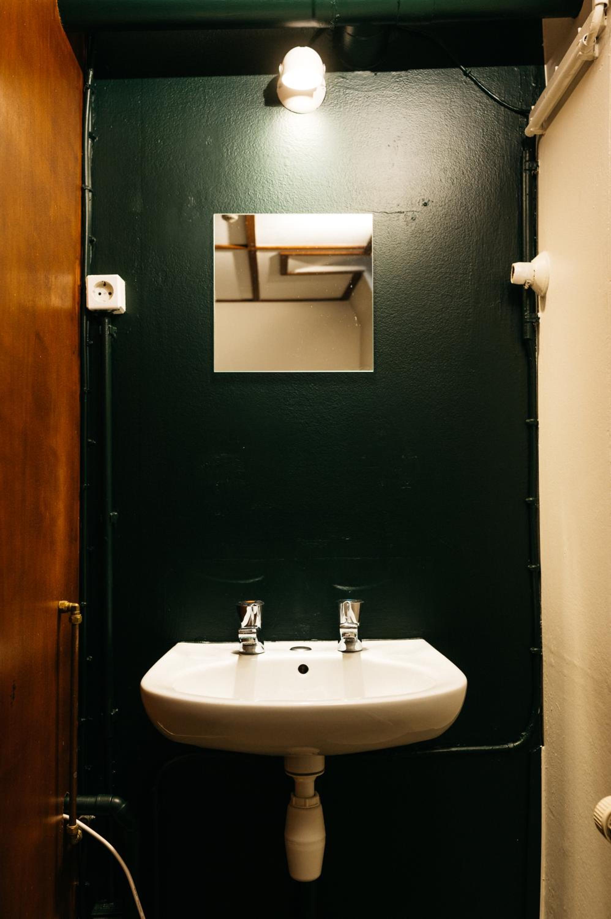 Double Room with Private Bathroom - Photo 3
