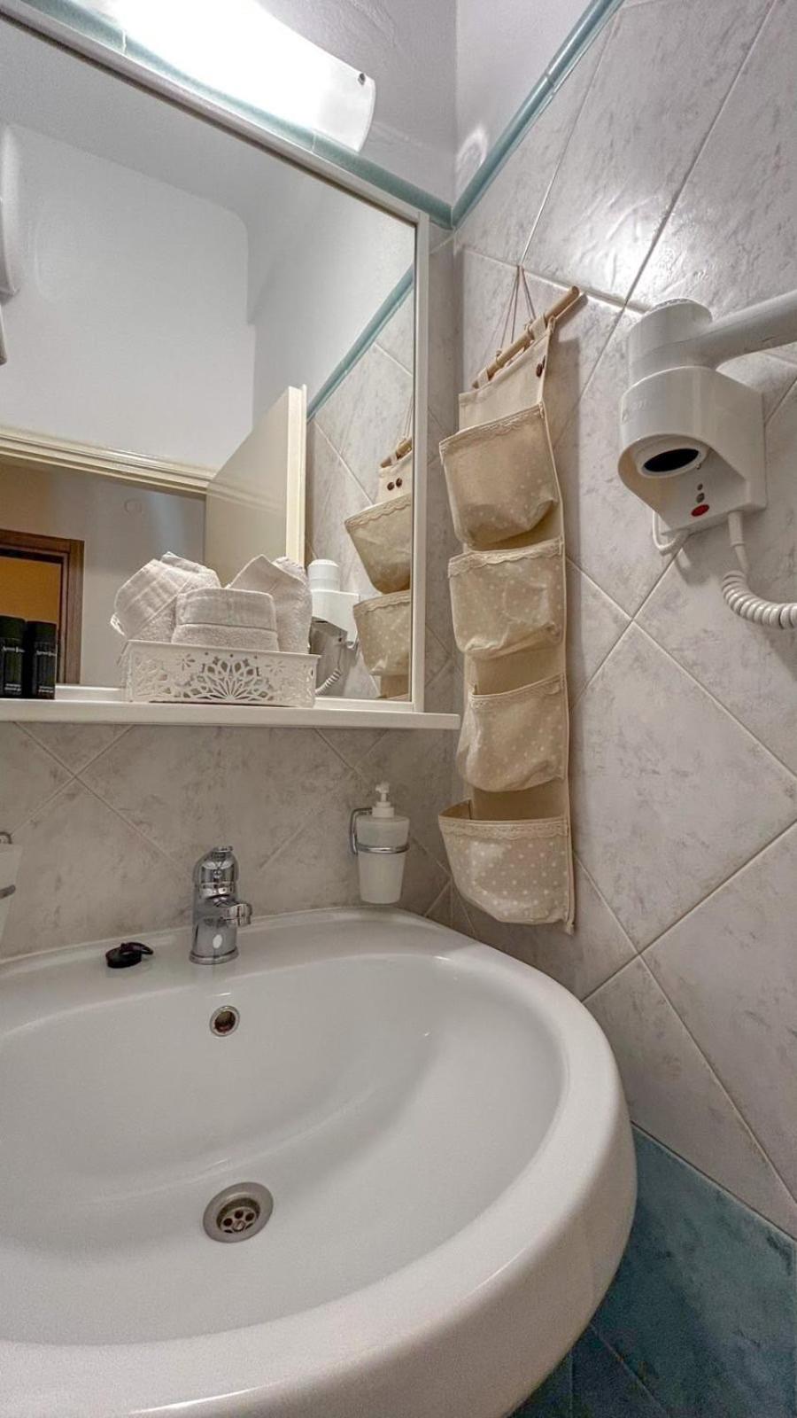 Standard Twin Room - Photo 14