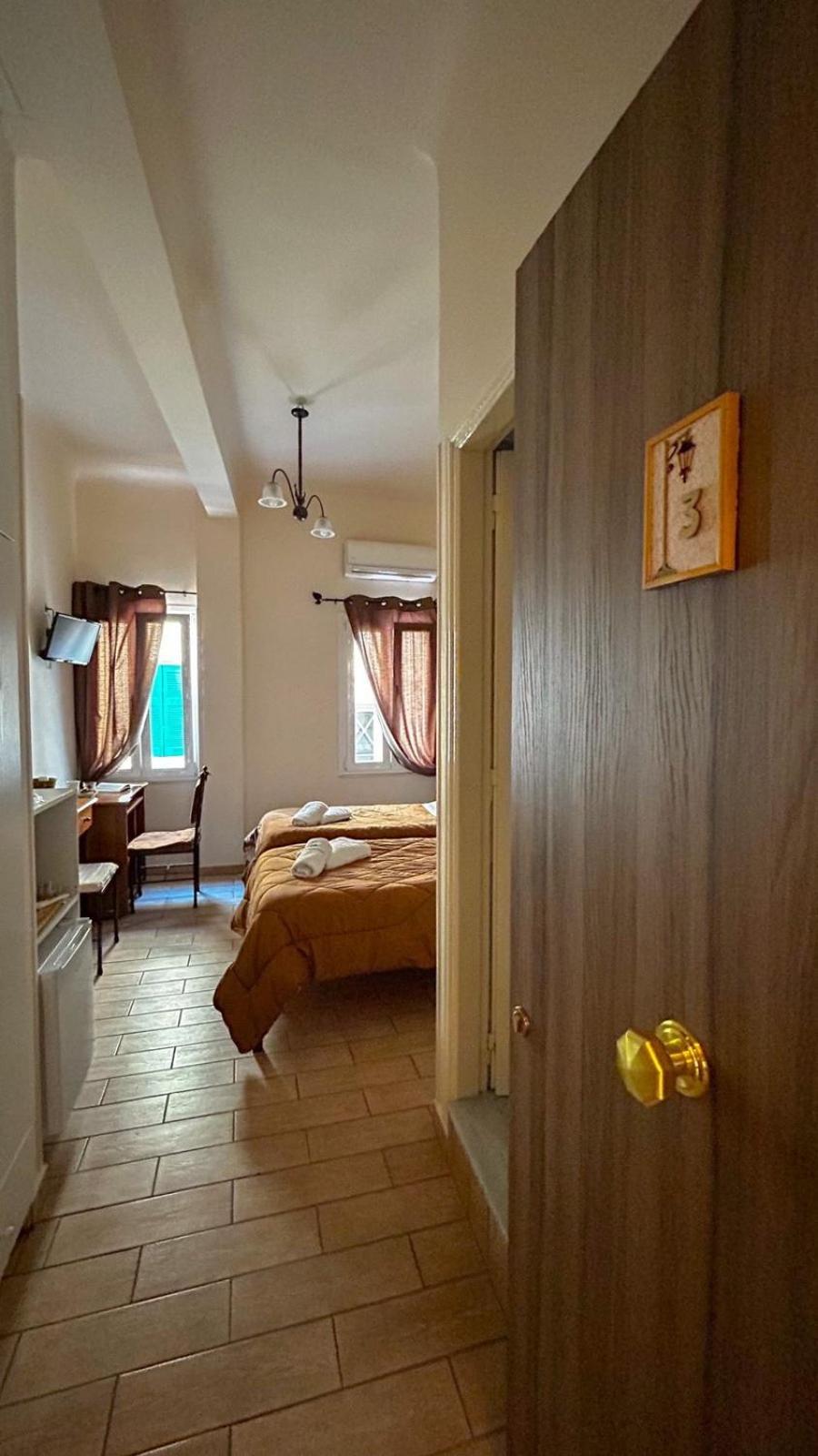 Standard Twin Room - Photo 11