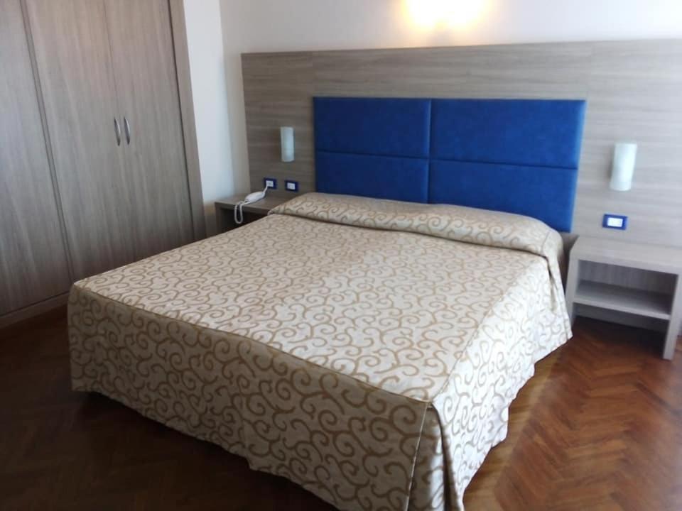 Double or Twin Room with Park View - Photo 4