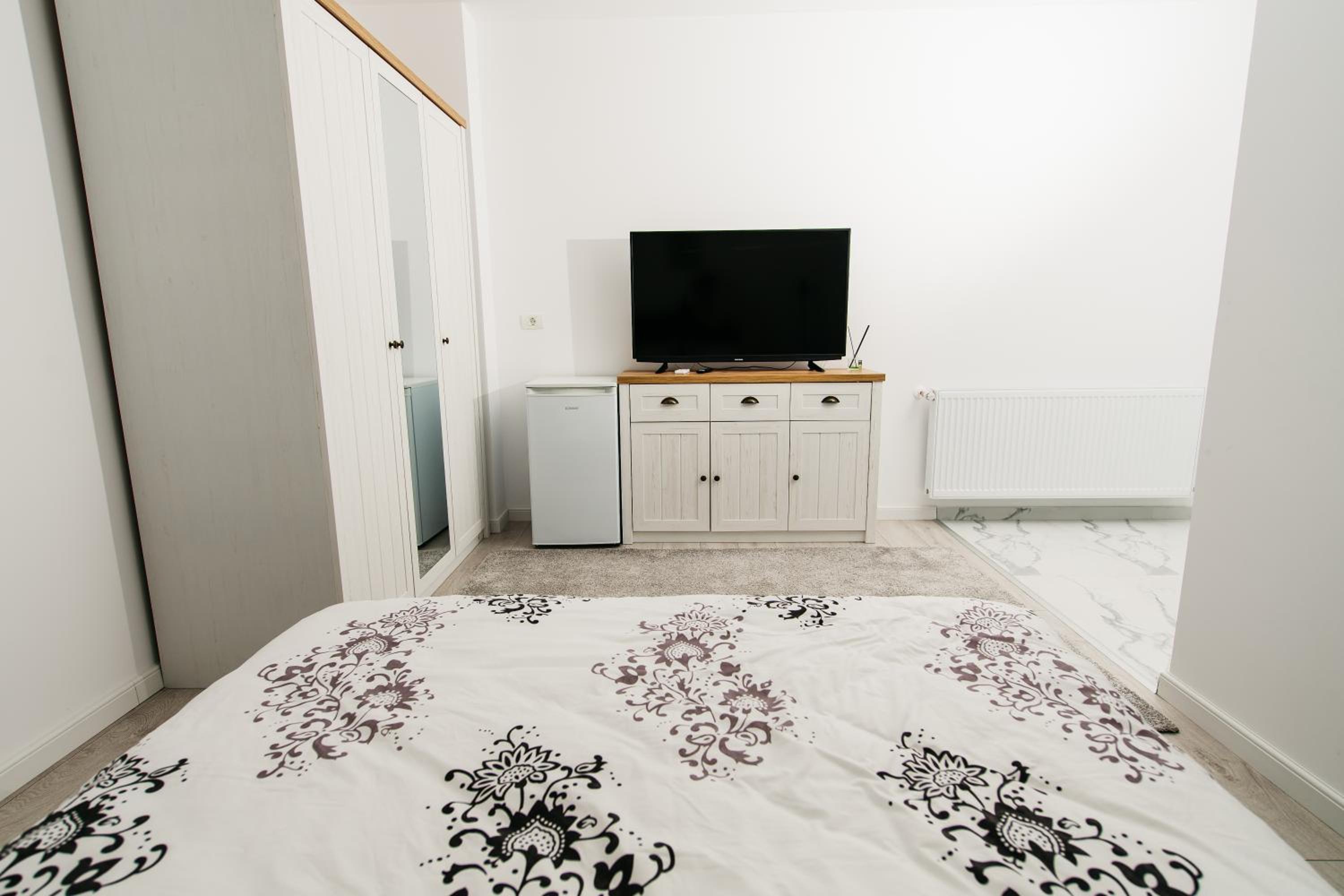 Apartment with Balcony - Photo 18