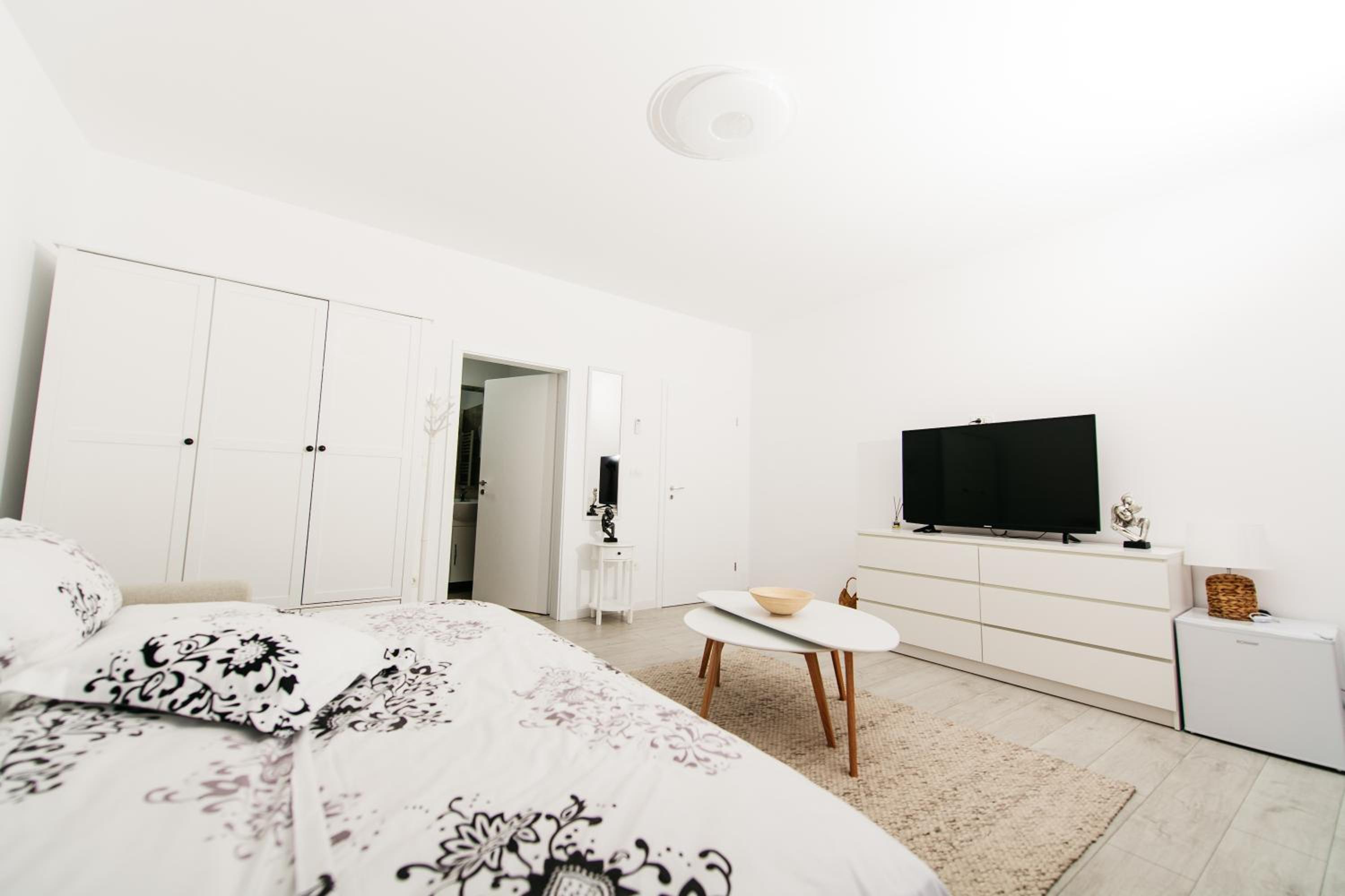 Apartment with Balcony - Photo 23