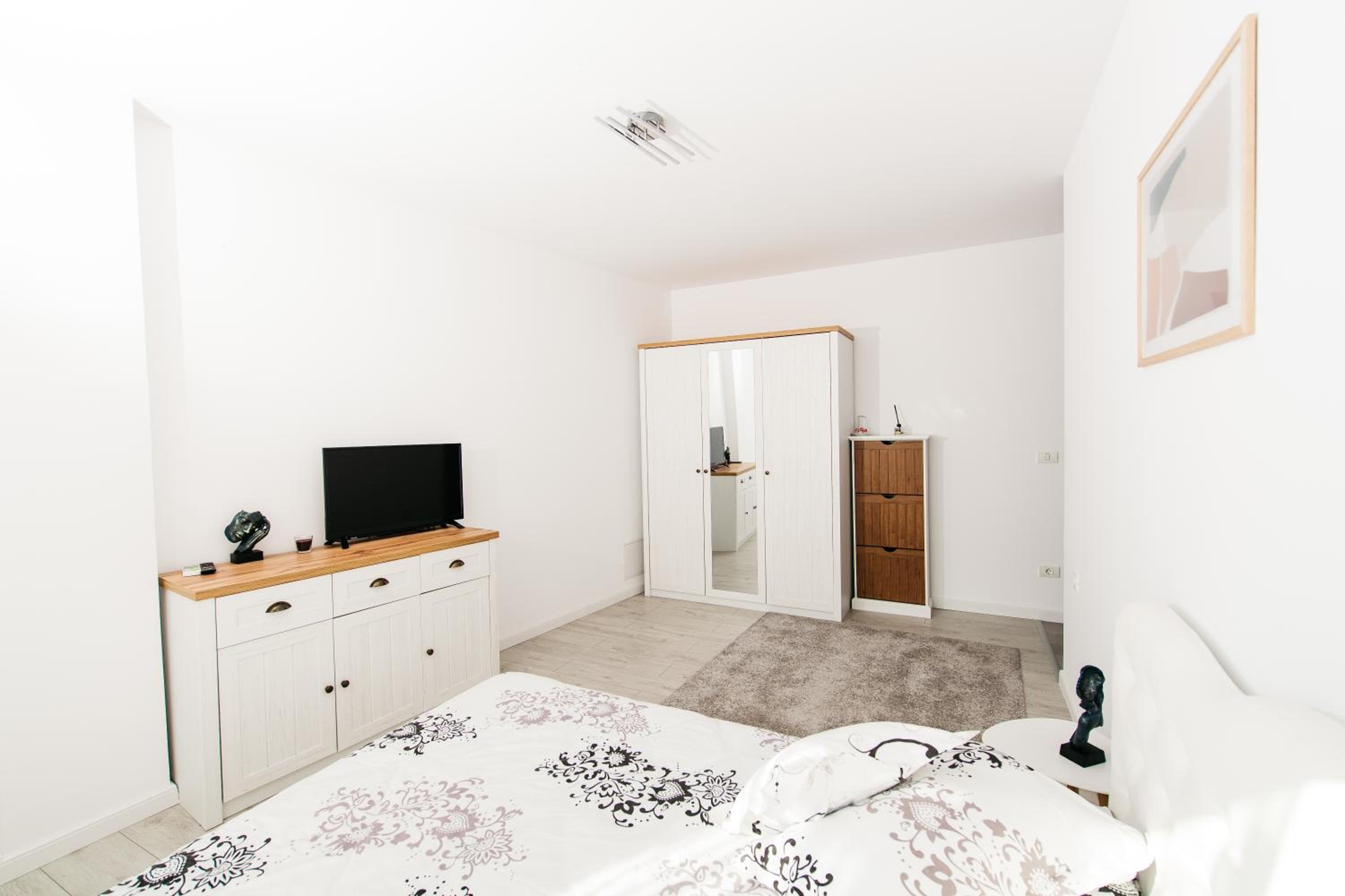 Apartment with Balcony - Photo 15