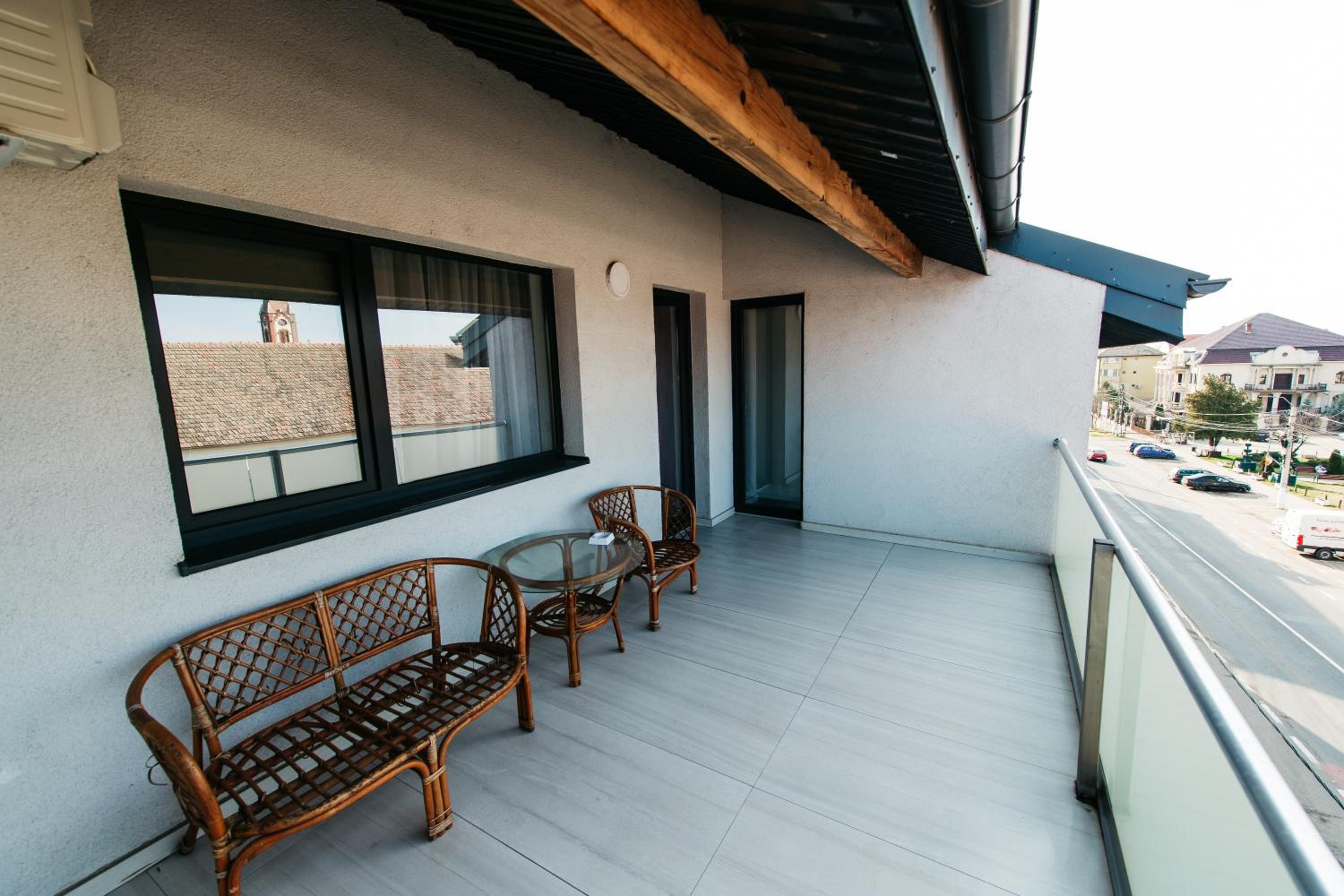 Apartment with Balcony - Photo 6