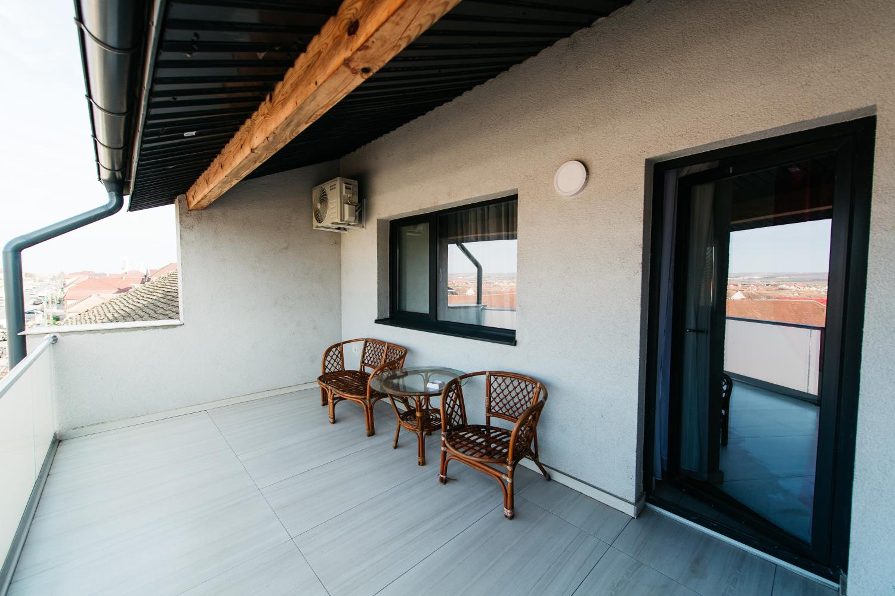 Apartment with Balcony - Photo 5