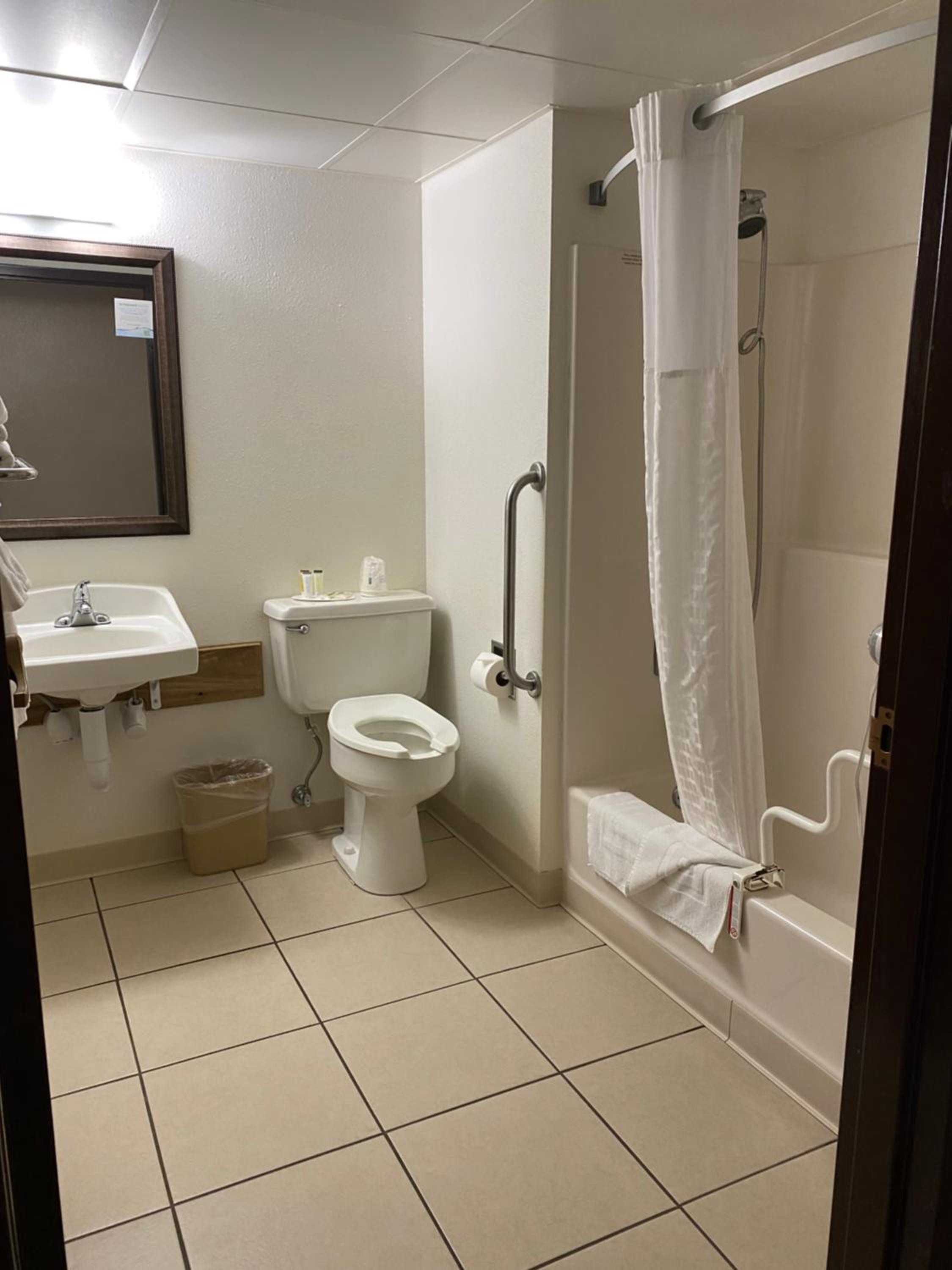 King Room with Bath Tub - Mobility Accessible/Non-Smoking - Photo 12