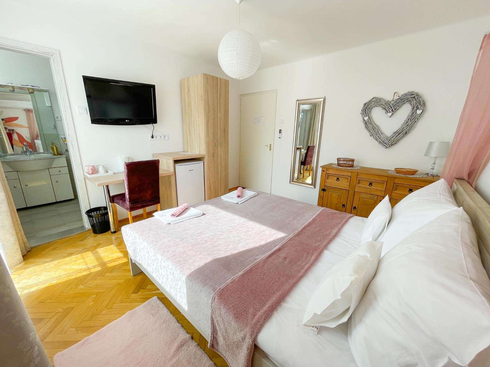 Deluxe Double Room with Shower photo 1