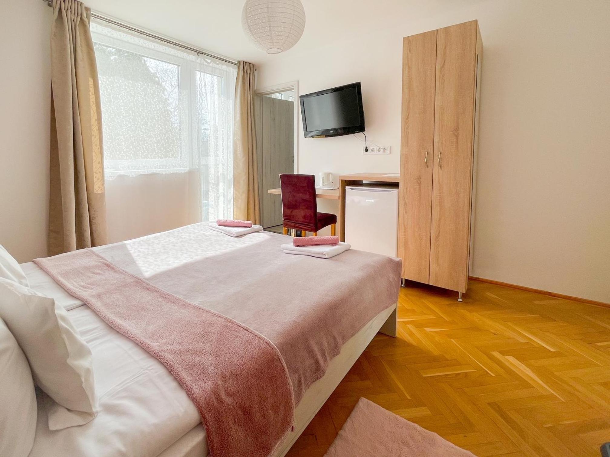 Deluxe Double Room with Shower photo 3