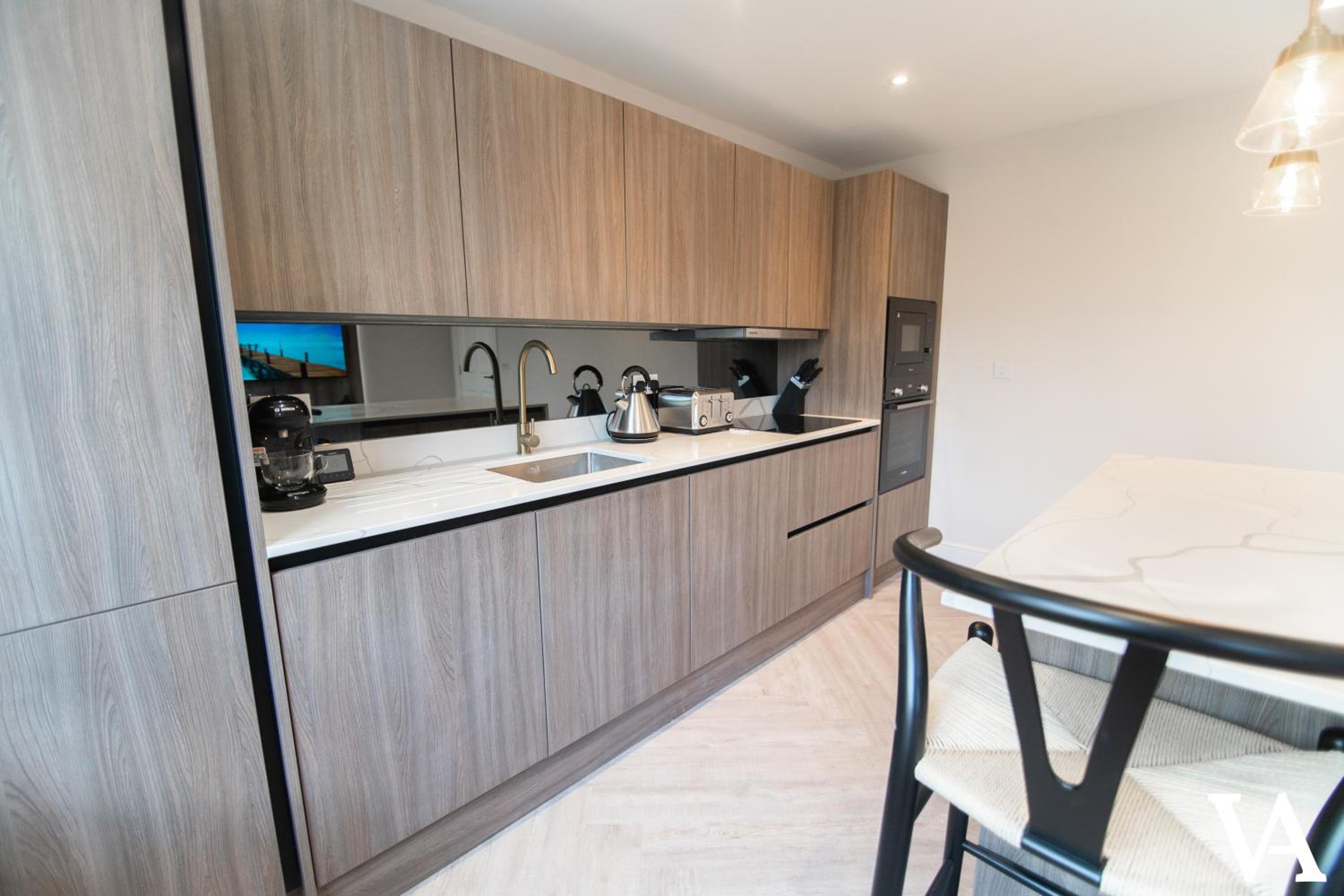 Suite 8 - Three-Bedroom Duplex Apartment photo 3