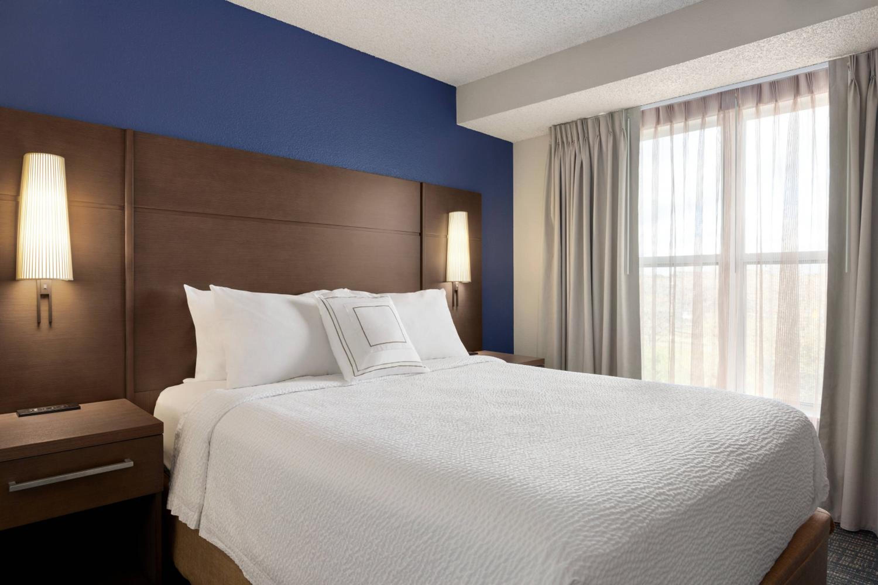 One-Bedroom Queen Suite with Sofa Bed - Photo 2