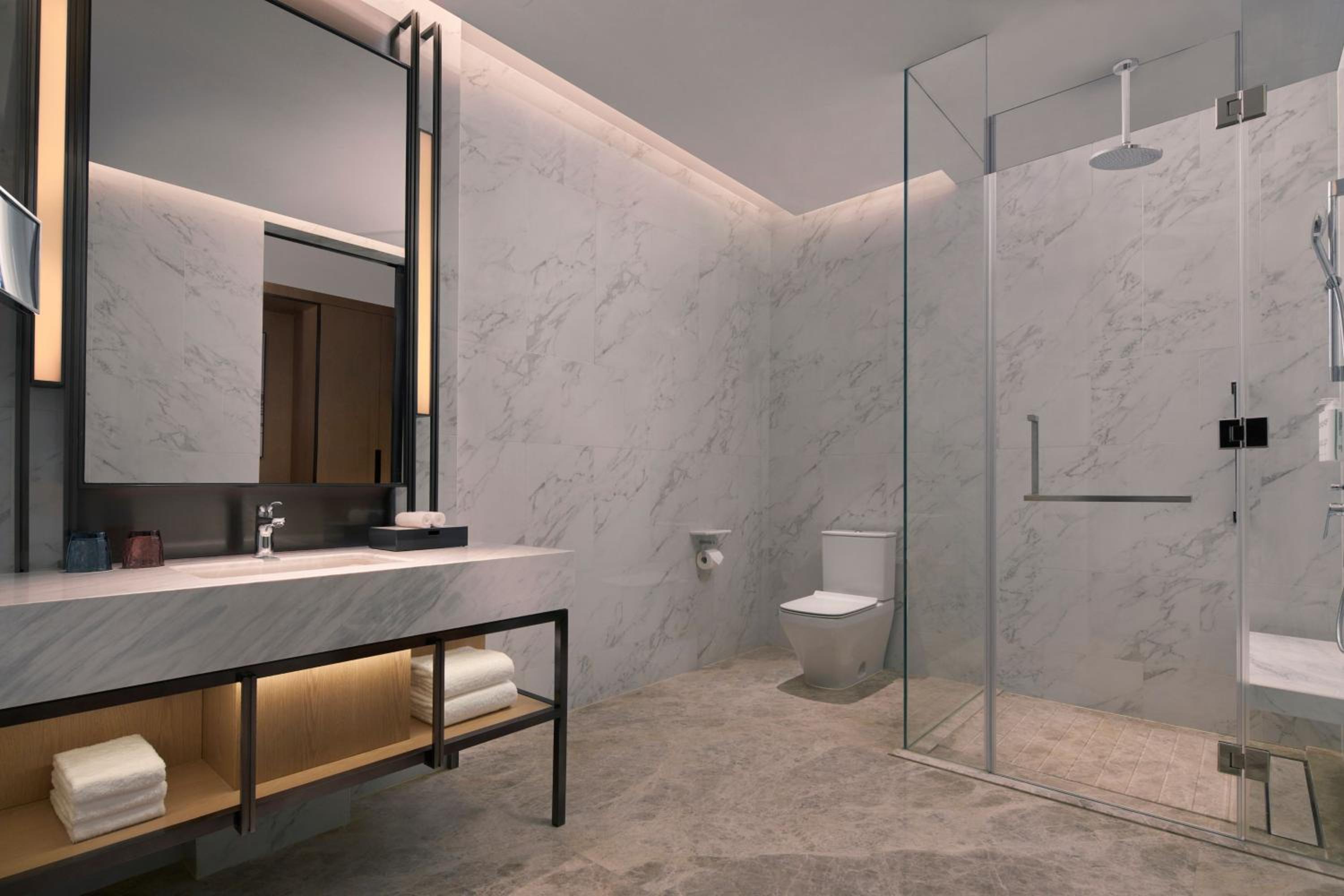 Deluxe King Room - High floor photo 2