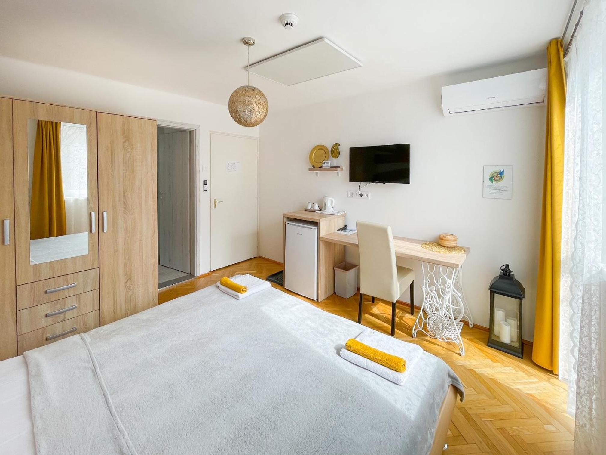 Deluxe Double Room with Shower photo 2