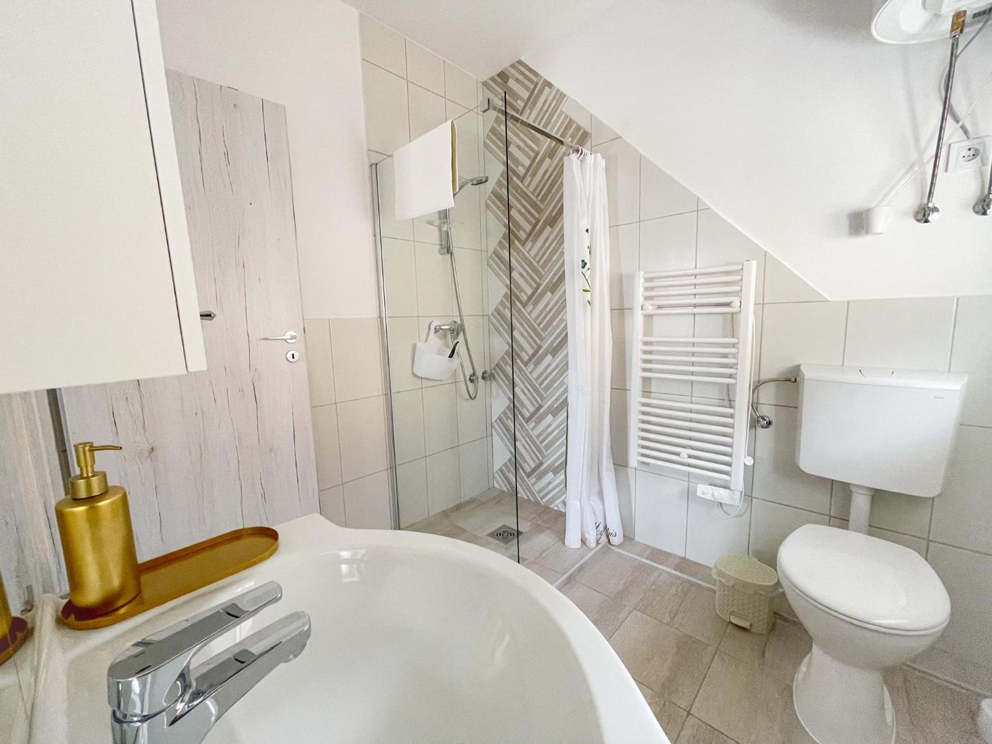 Deluxe Double Room with Shower photo 3