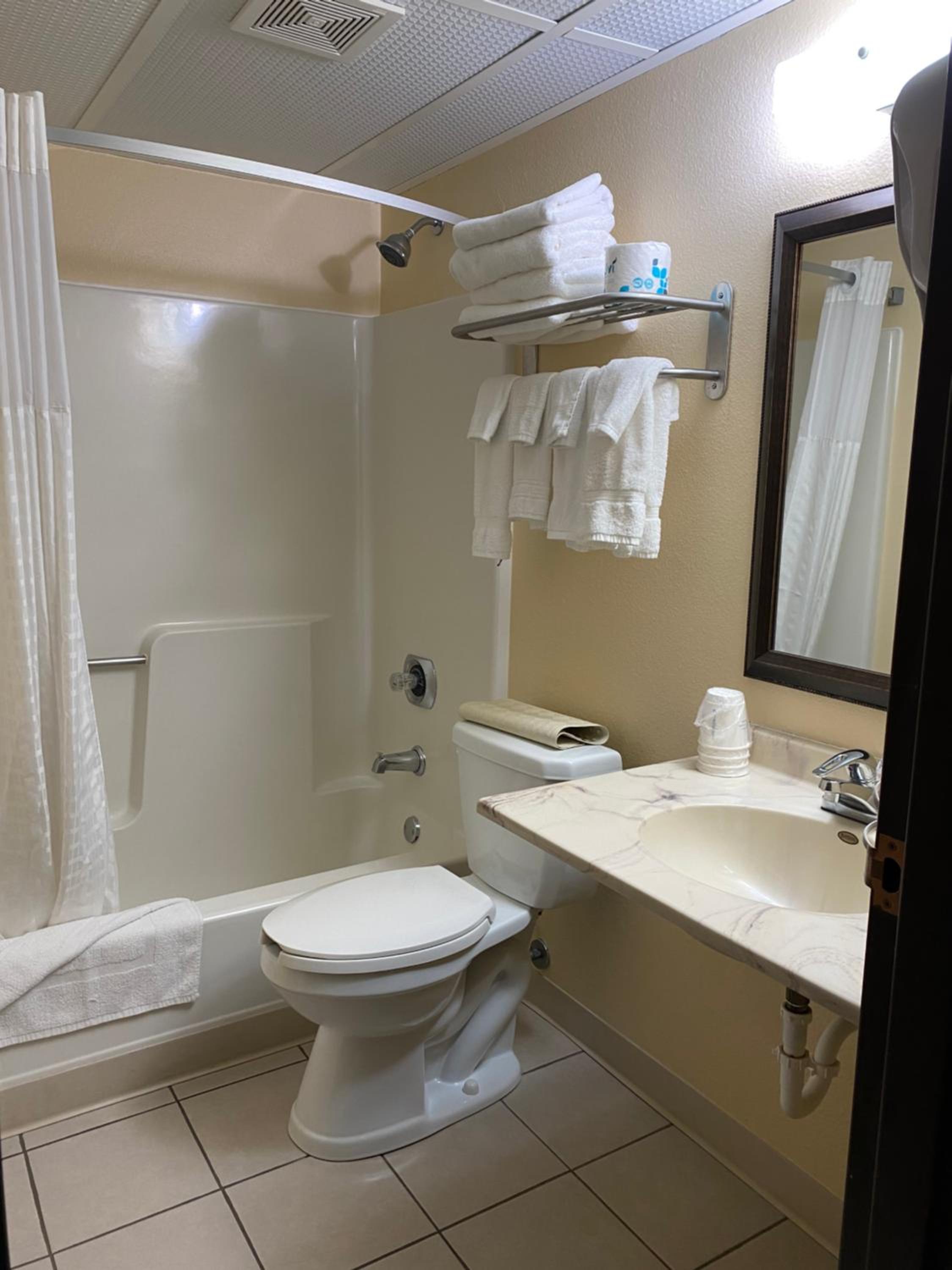 King Room with Bath Tub - Mobility Accessible/Non-Smoking - Photo 2