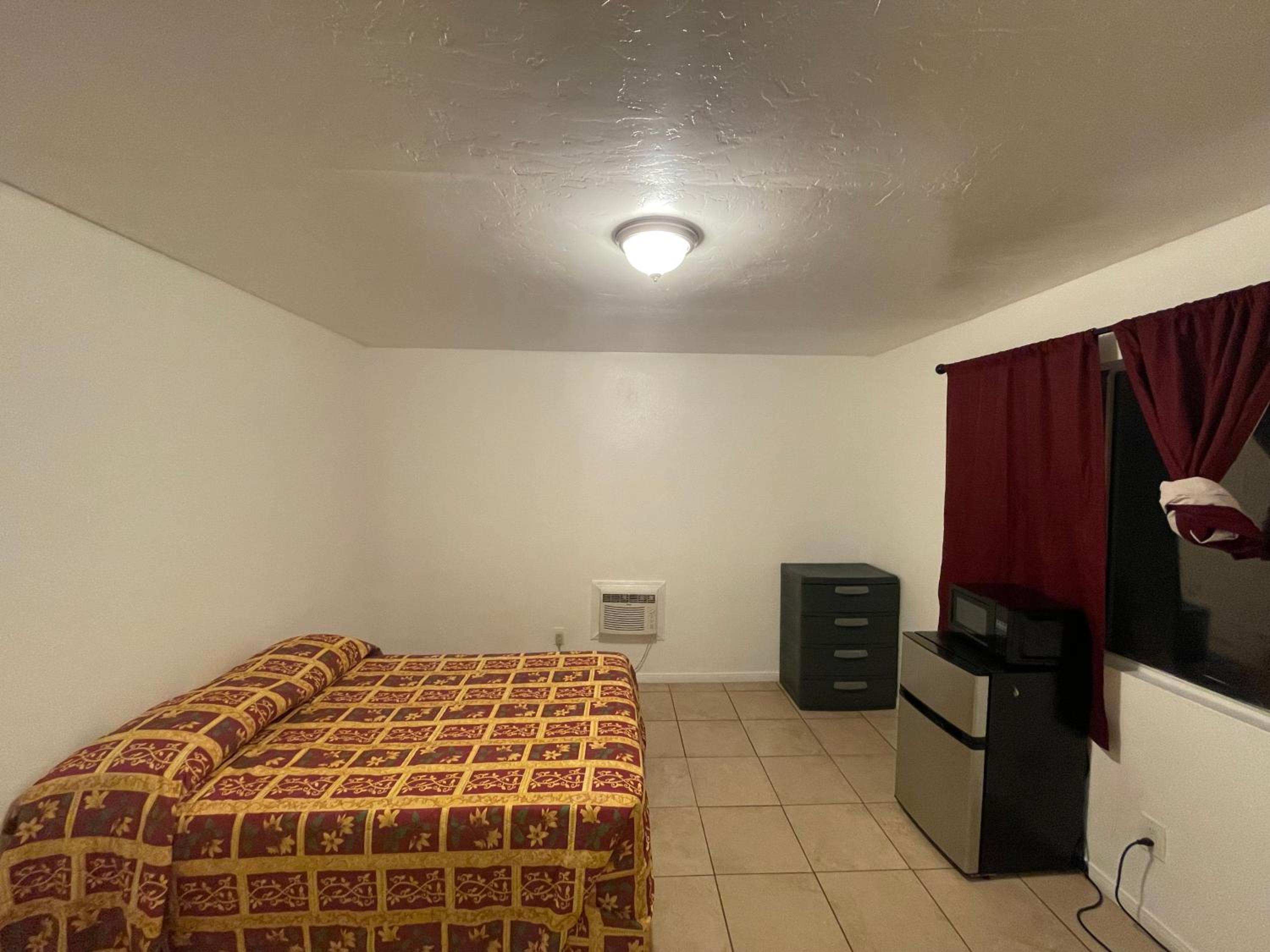 Double Room with Shared Bathroom photo 2