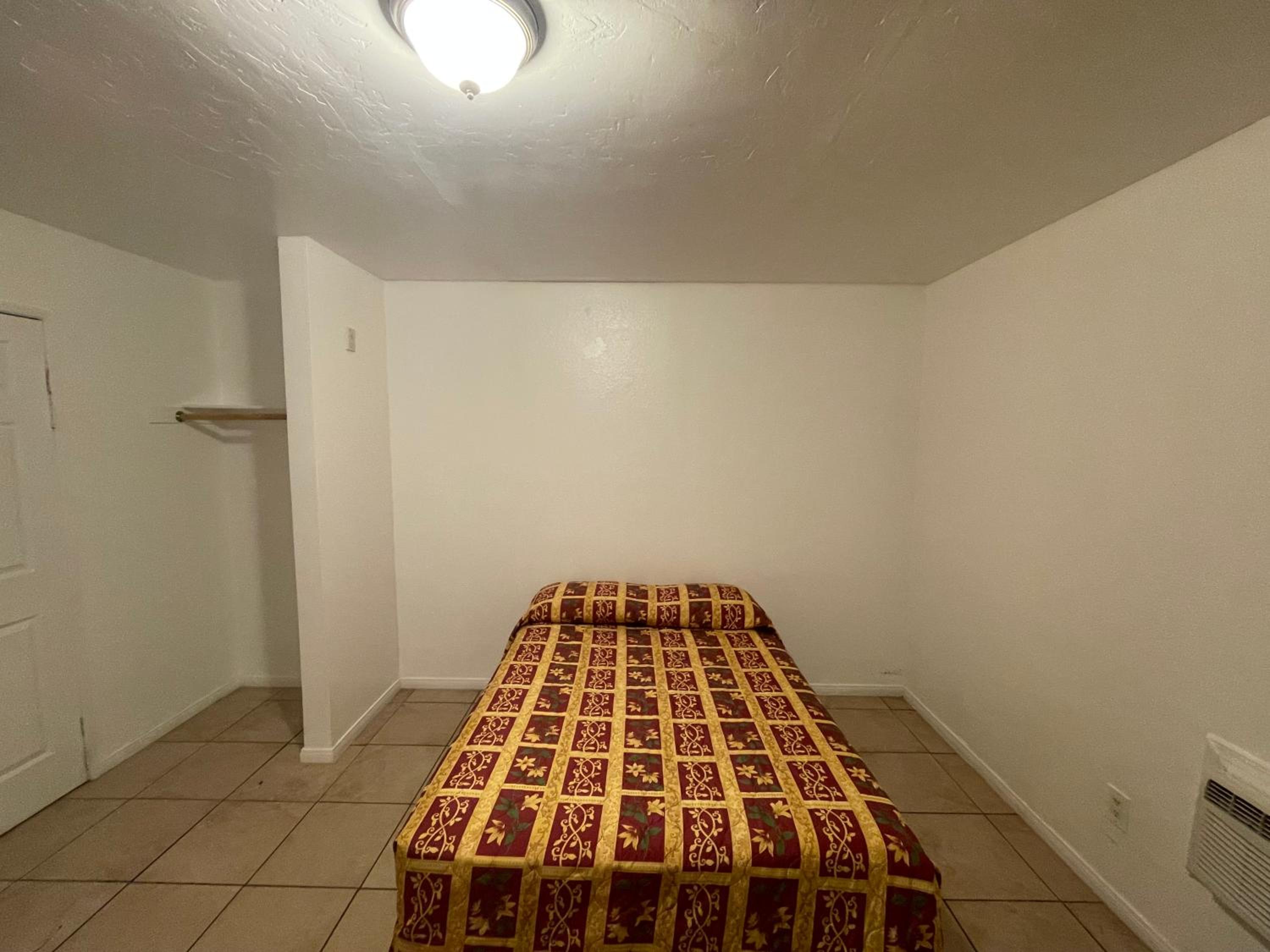 Double Room with Shared Bathroom photo 3