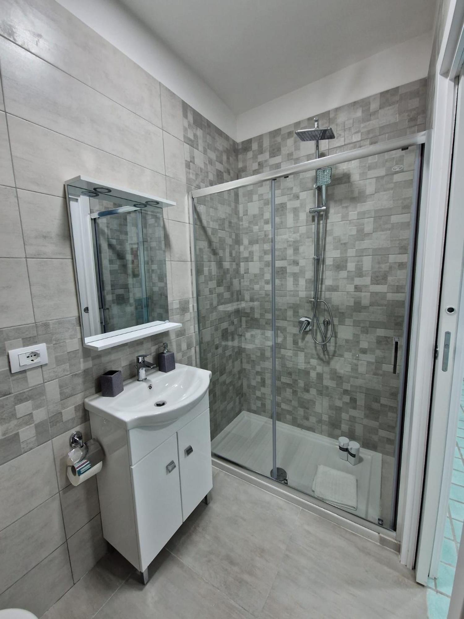 Double Room with Private Bathroom - Photo 12