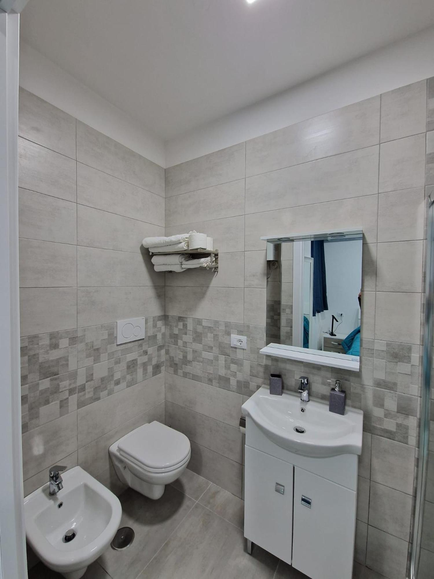 Double Room with Private Bathroom - Photo 11