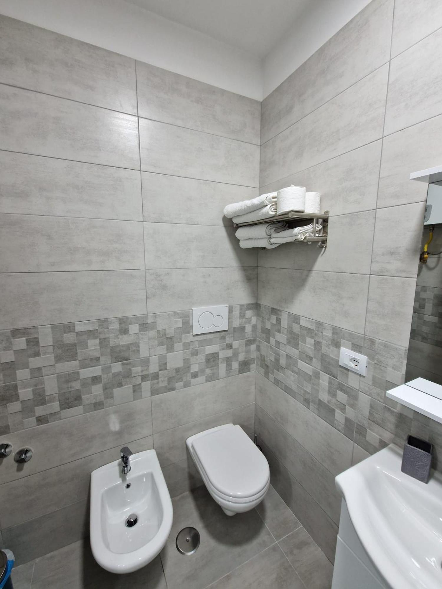 Double Room with Private Bathroom - Photo 10
