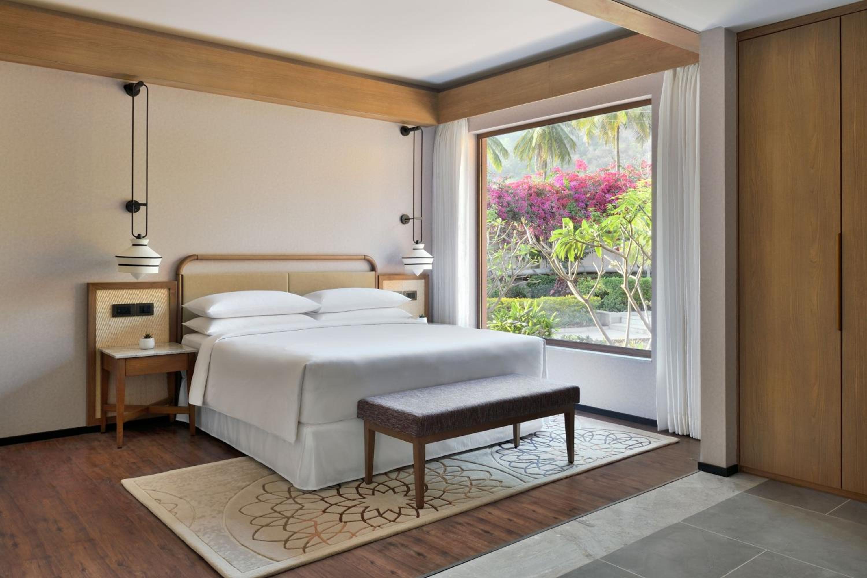Heritage Queen Room with Balcony and Courtyard View - Photo 8