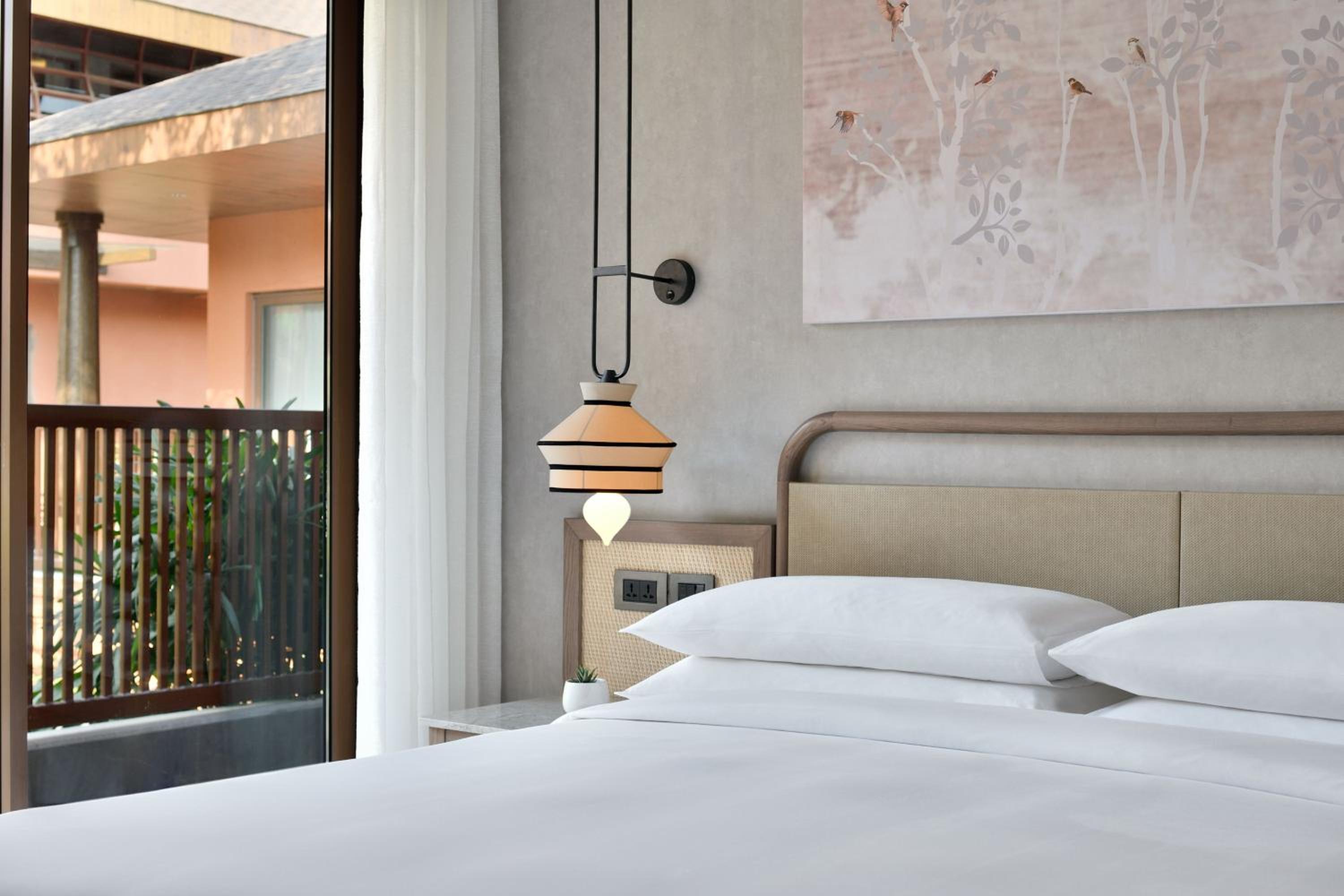 Heritage Queen Room with Balcony and Courtyard View - Photo 7