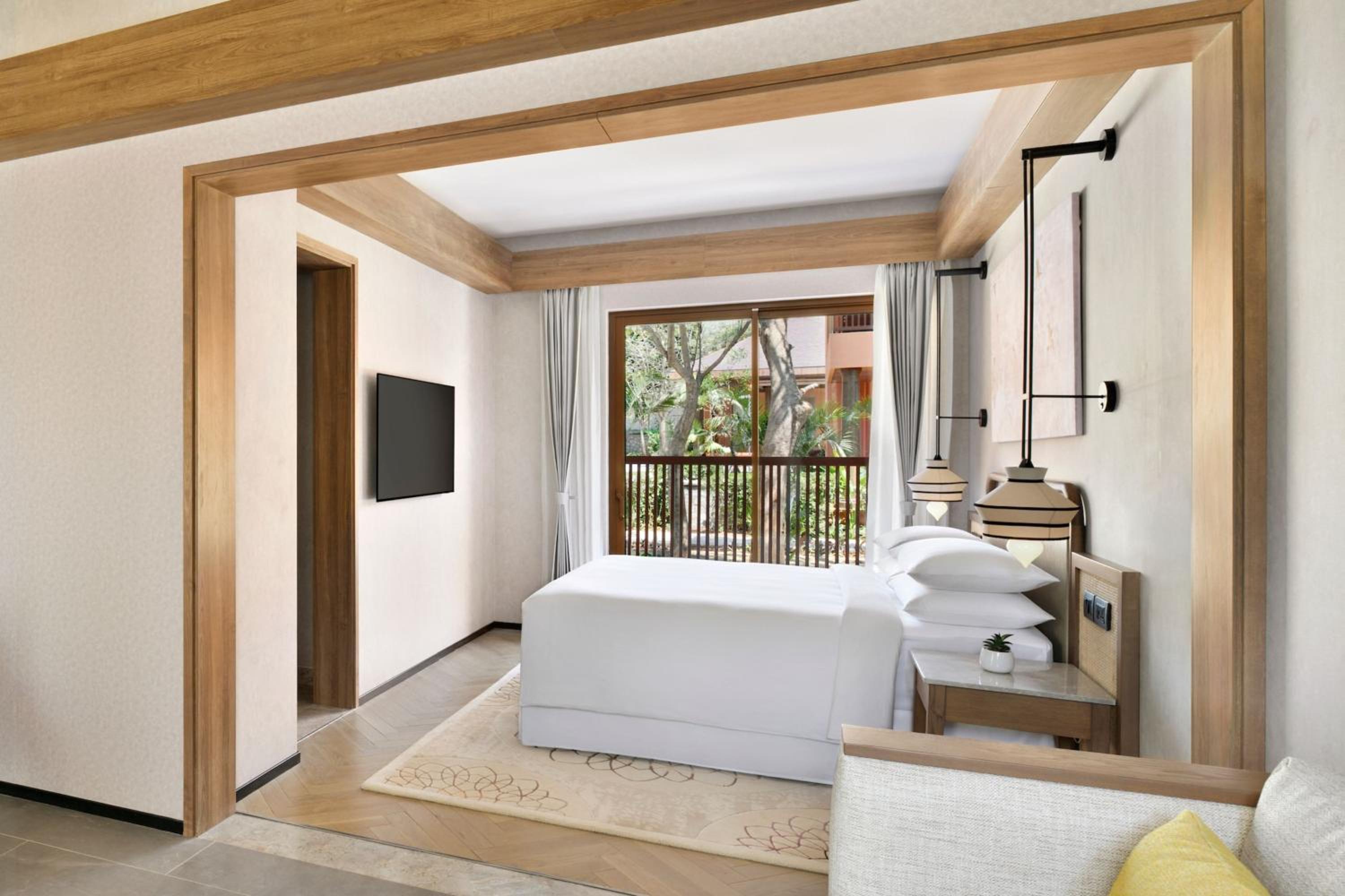 Bungalow with Balcony and Courtyard View - Photo 6