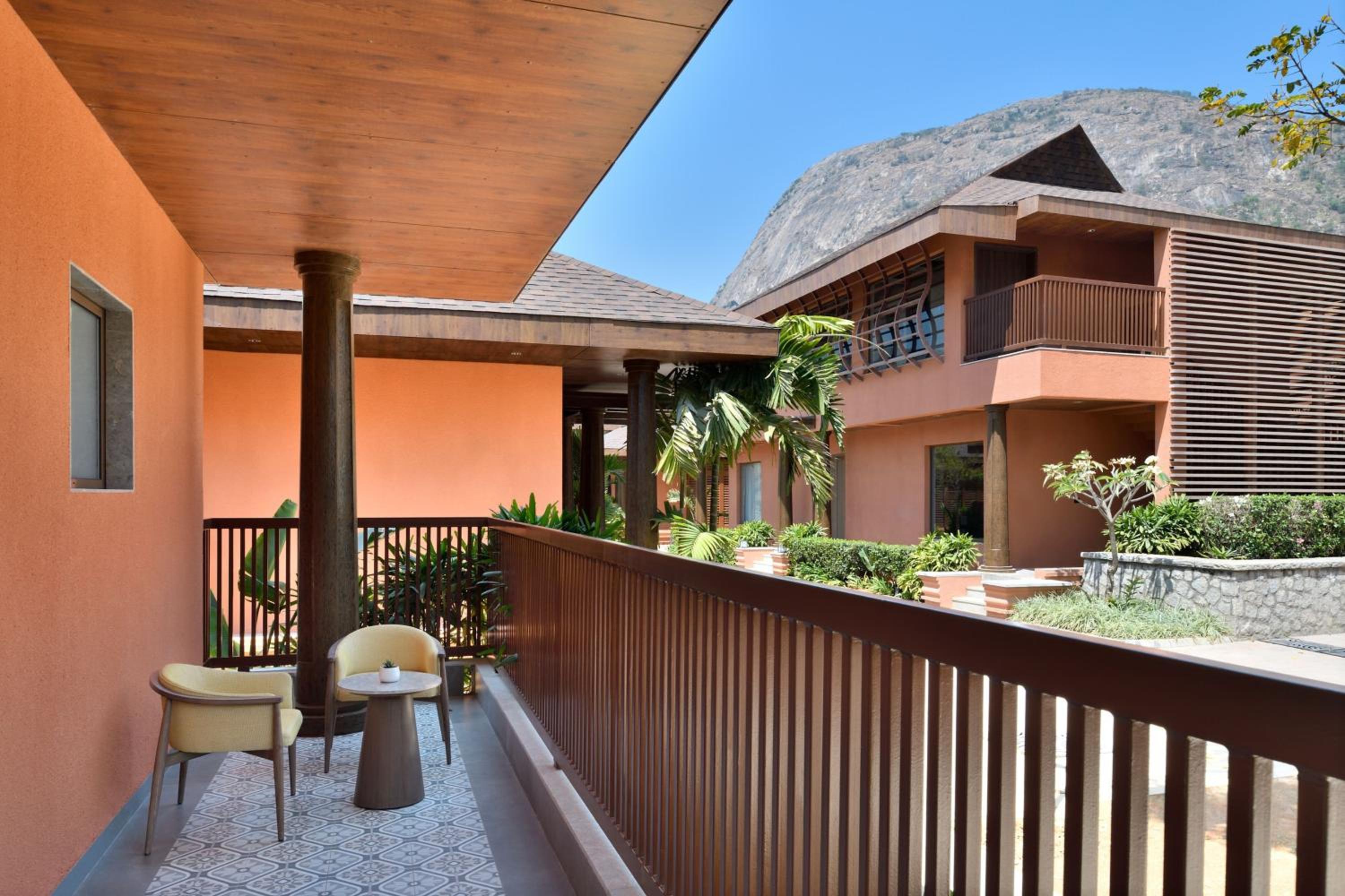 Bungalow with Balcony and Courtyard View - Photo 5