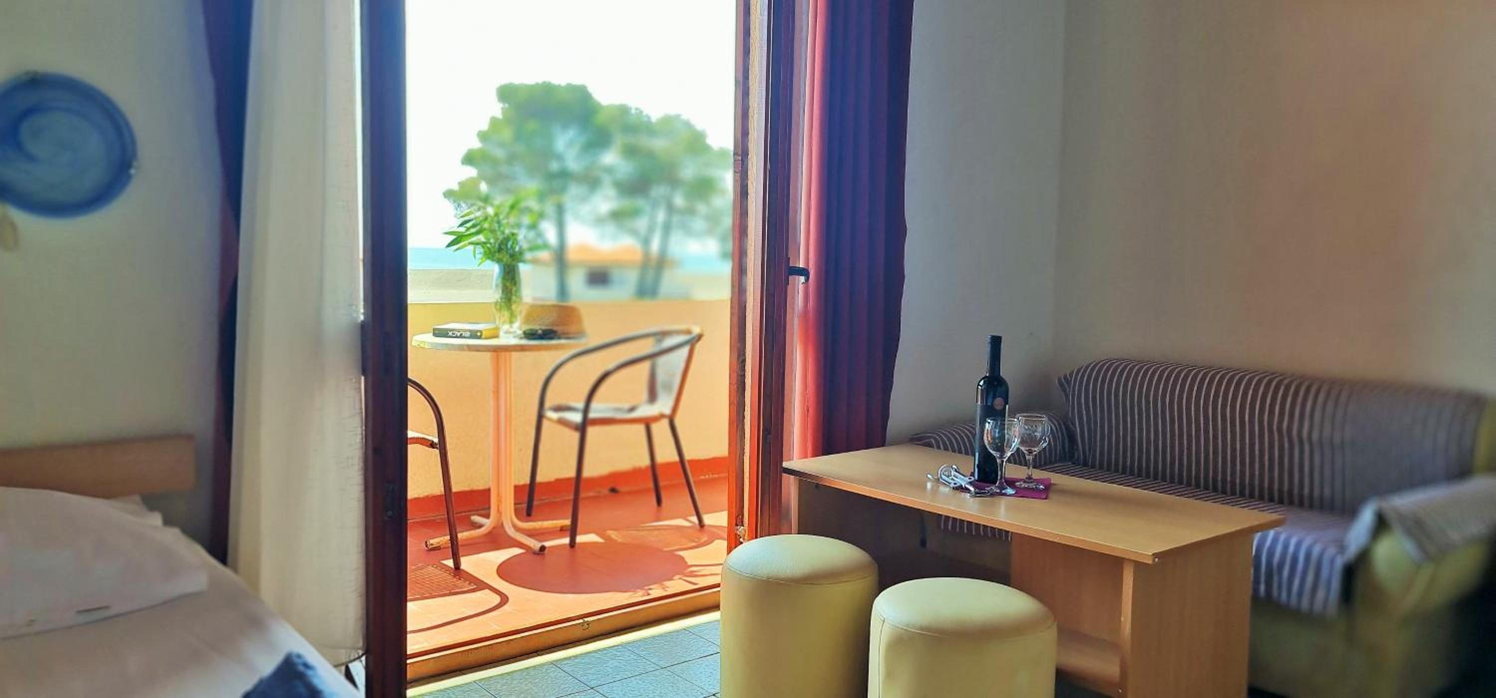 Double Room with Balcony and Sea View - Photo 1