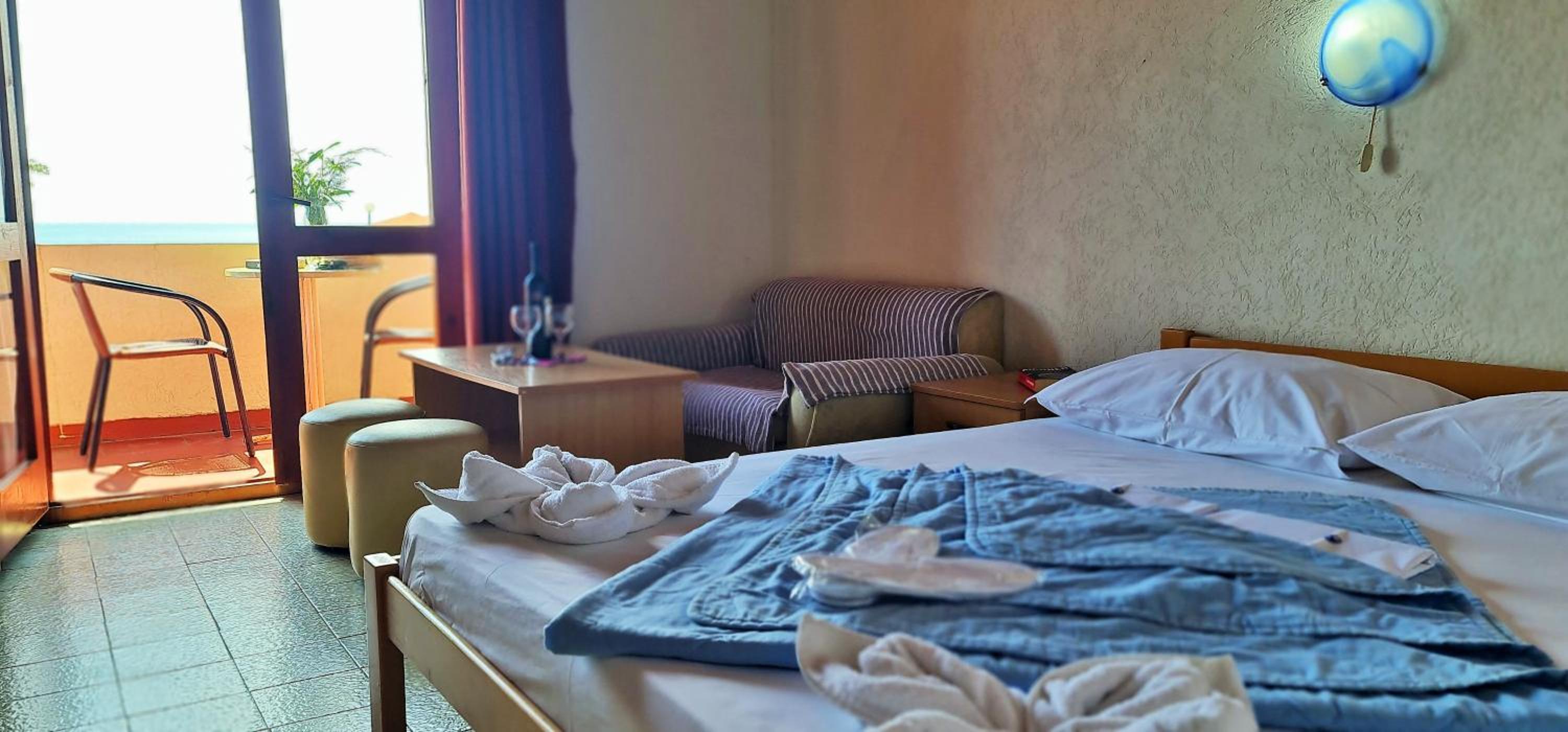 Double Room with Balcony and Sea View - Photo 21