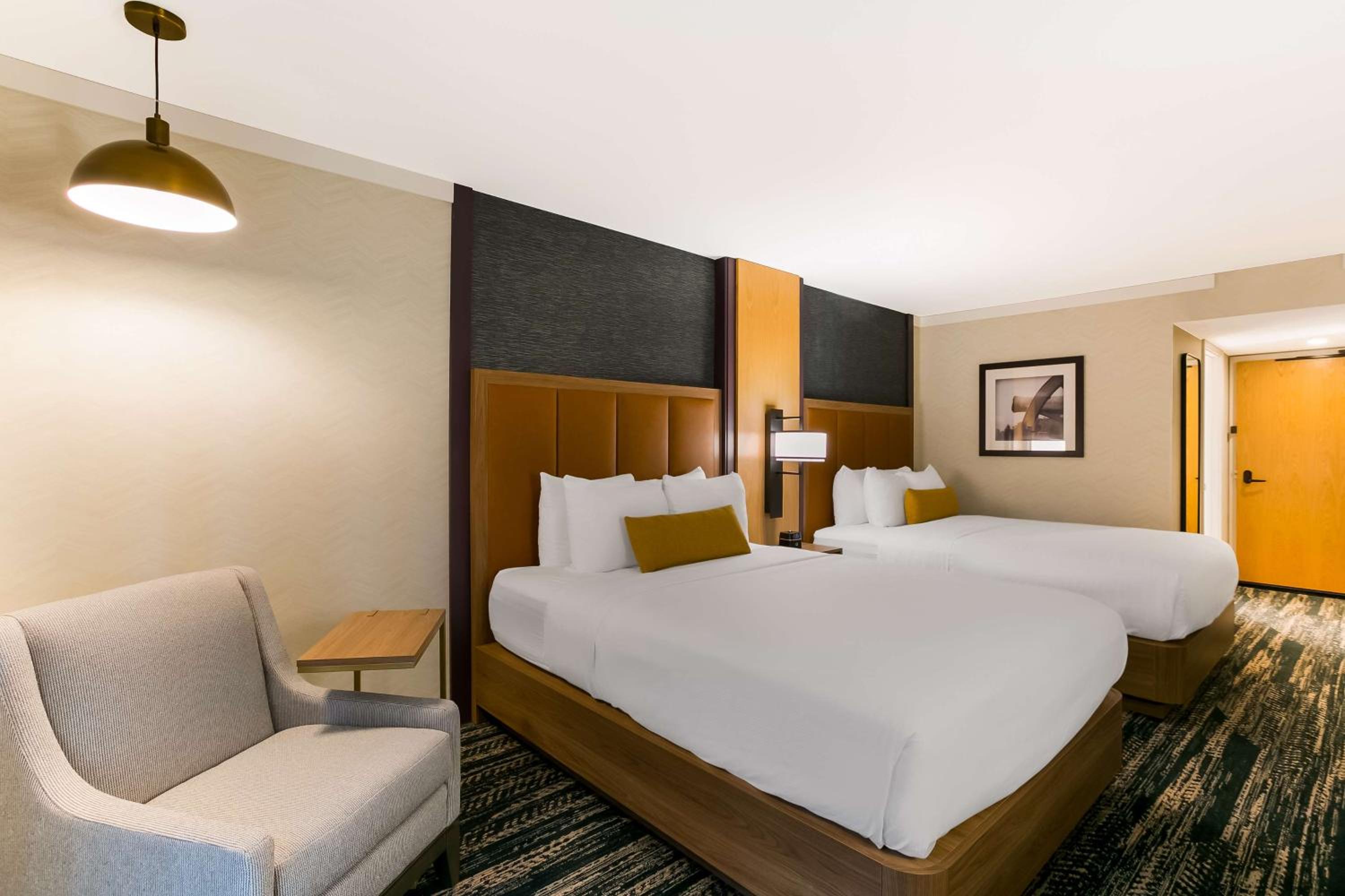 Queen Room with Two Queen Beds and Pool View - Photo 3