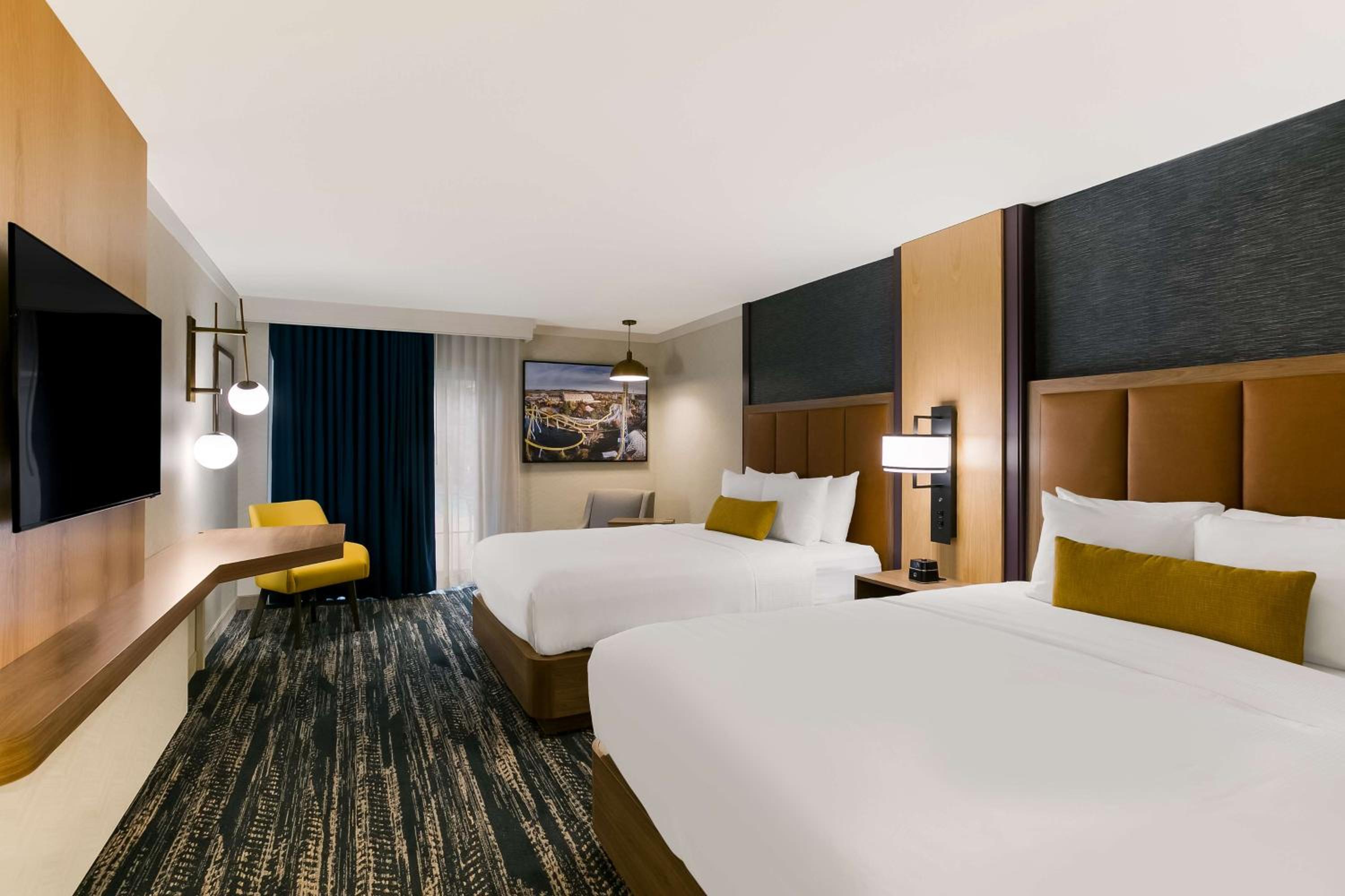 Queen Room with Two Queen Beds and Pool View - Photo 1