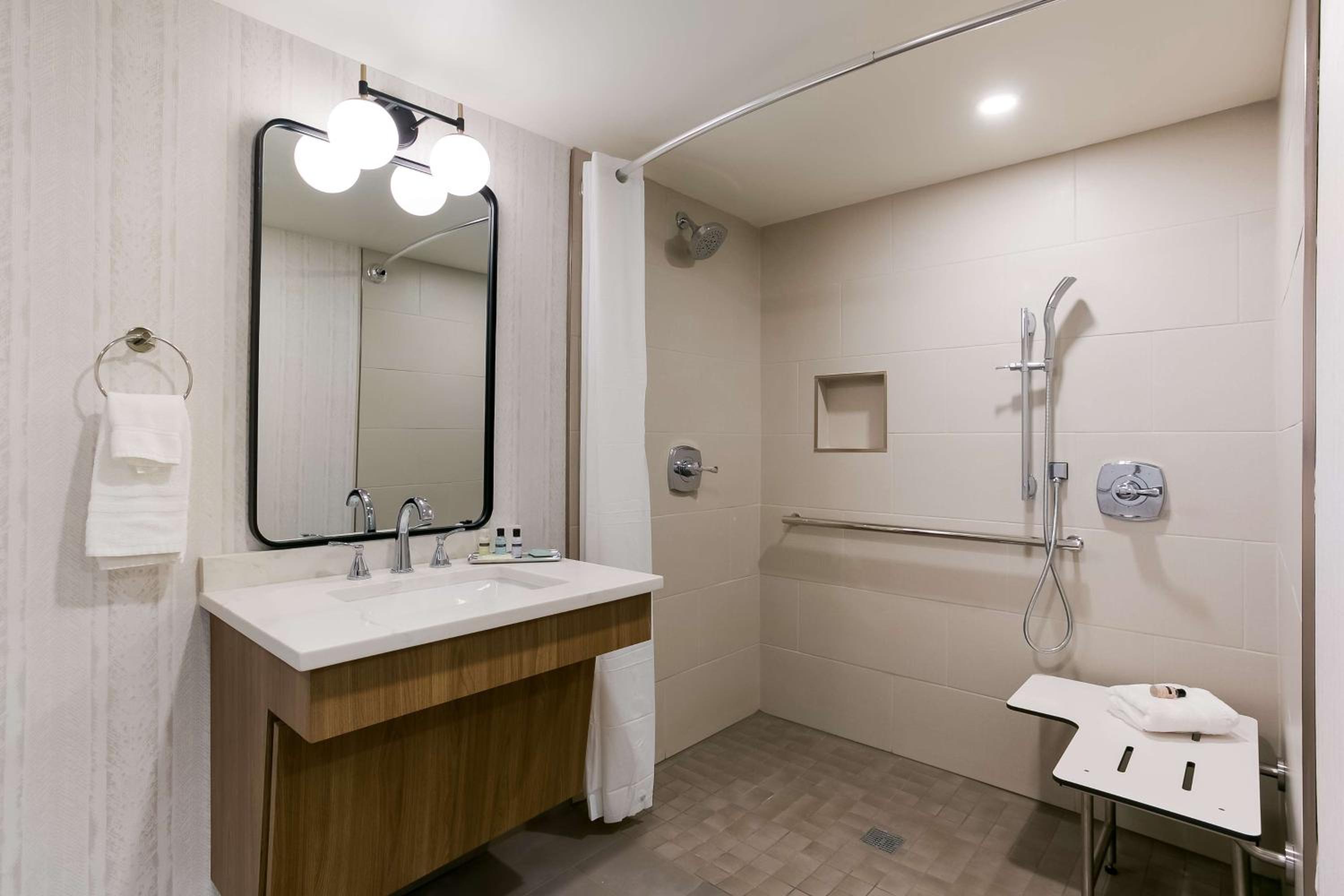 King Room with Mobility Accessible Roll-In Shower - Photo 2