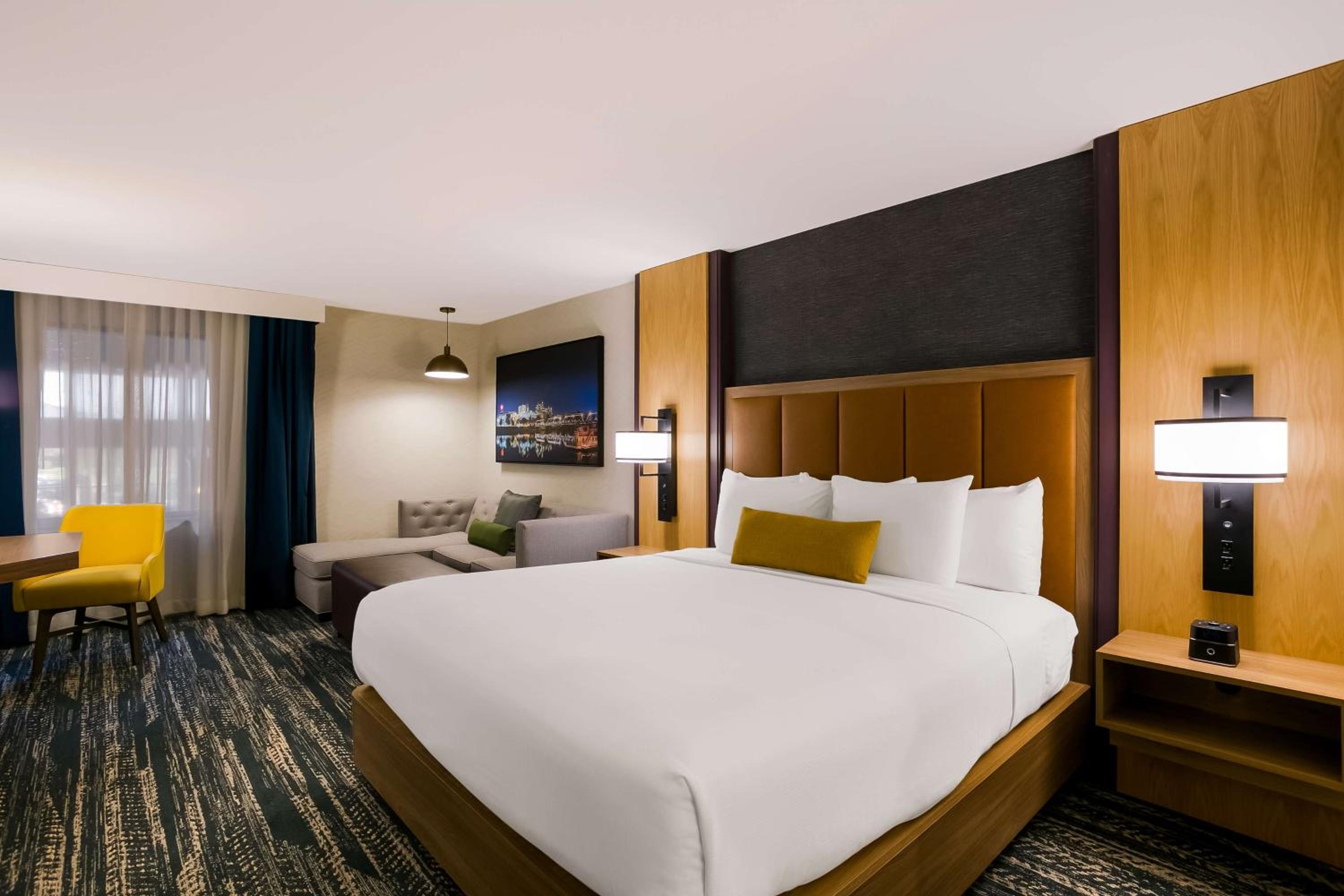 King Room with Balcony - Non-Smoking - Photo 2