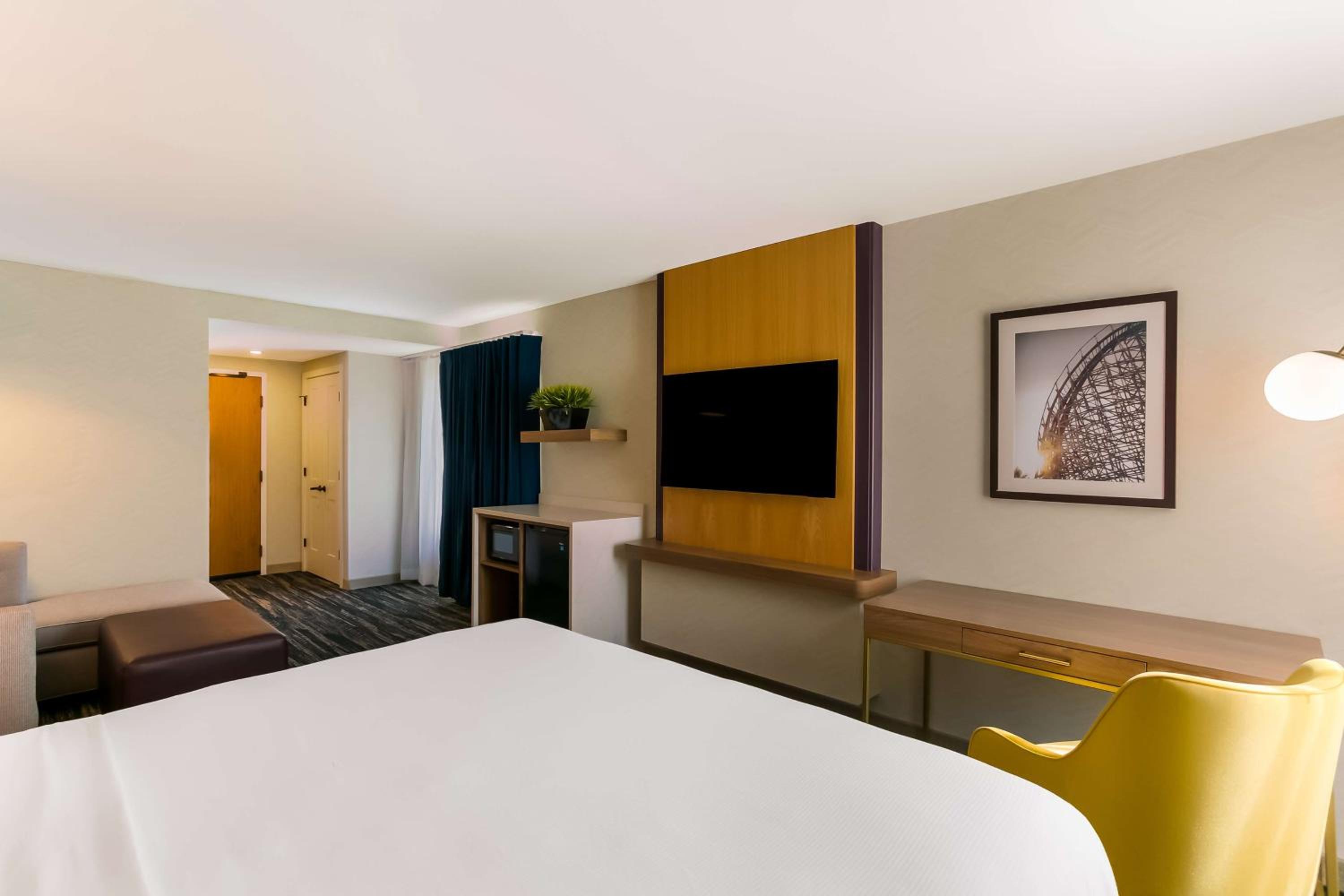 King Room with Balcony - Non-Smoking - Photo 4