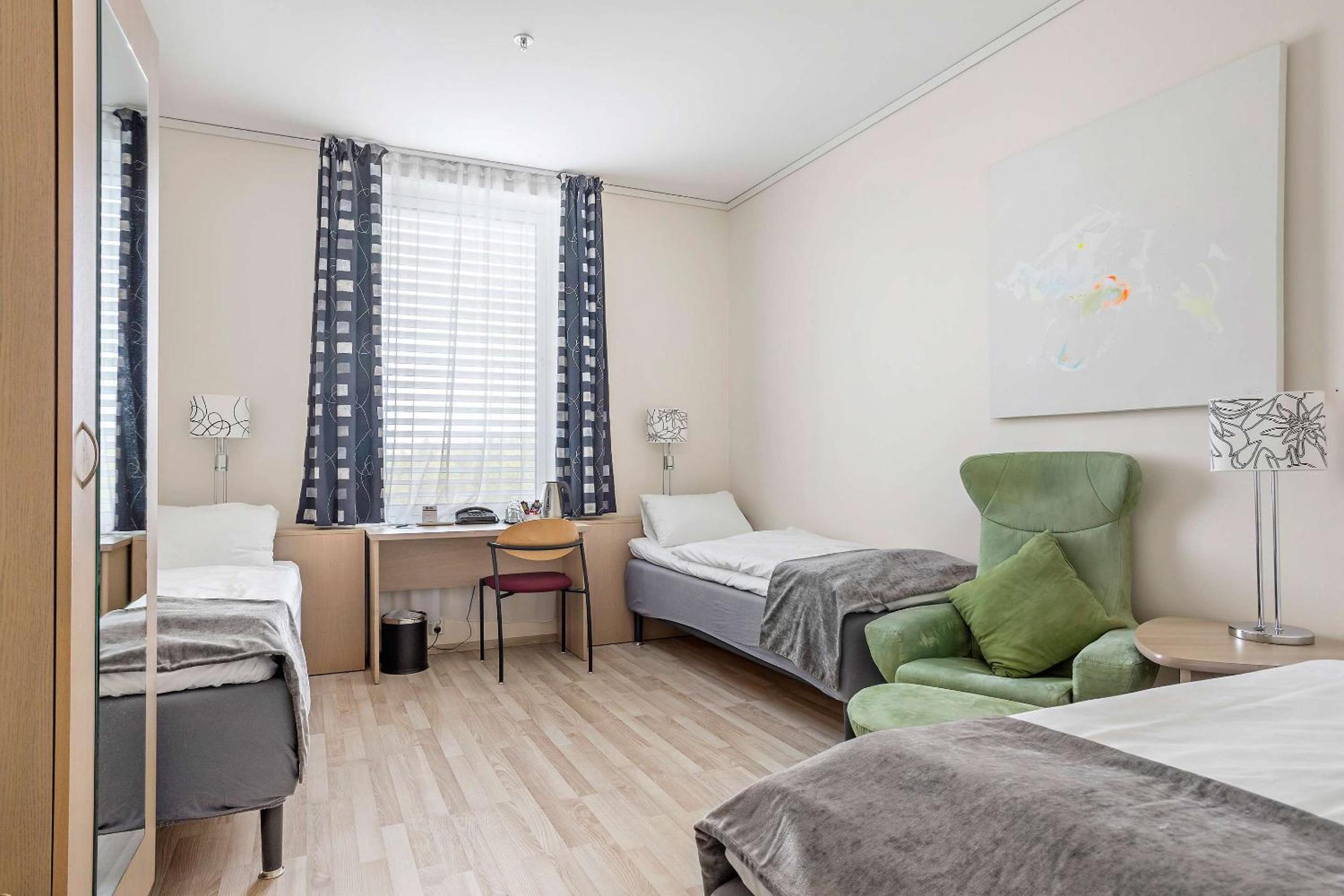 Triple Room with Three Single Beds - Photo 1