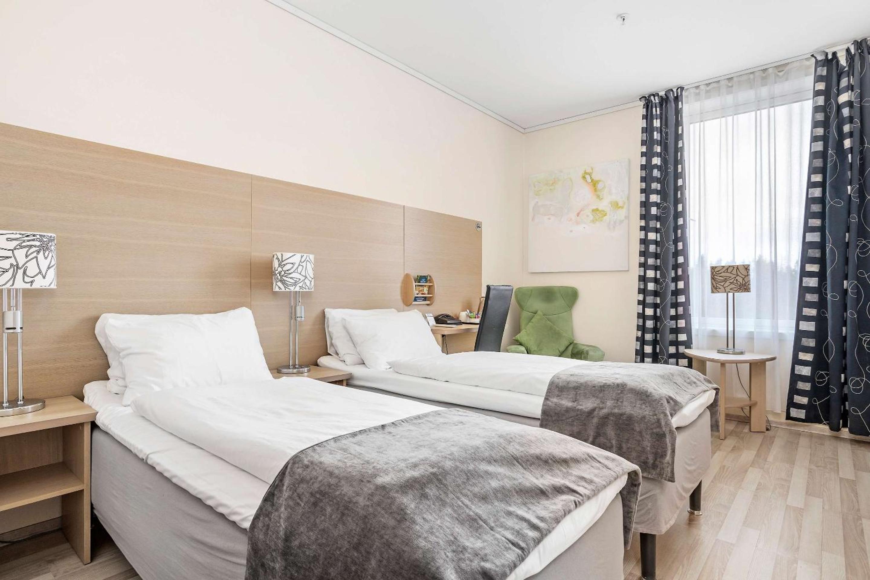 Double Room with Two Single Beds - Non-Smoking - Photo 1