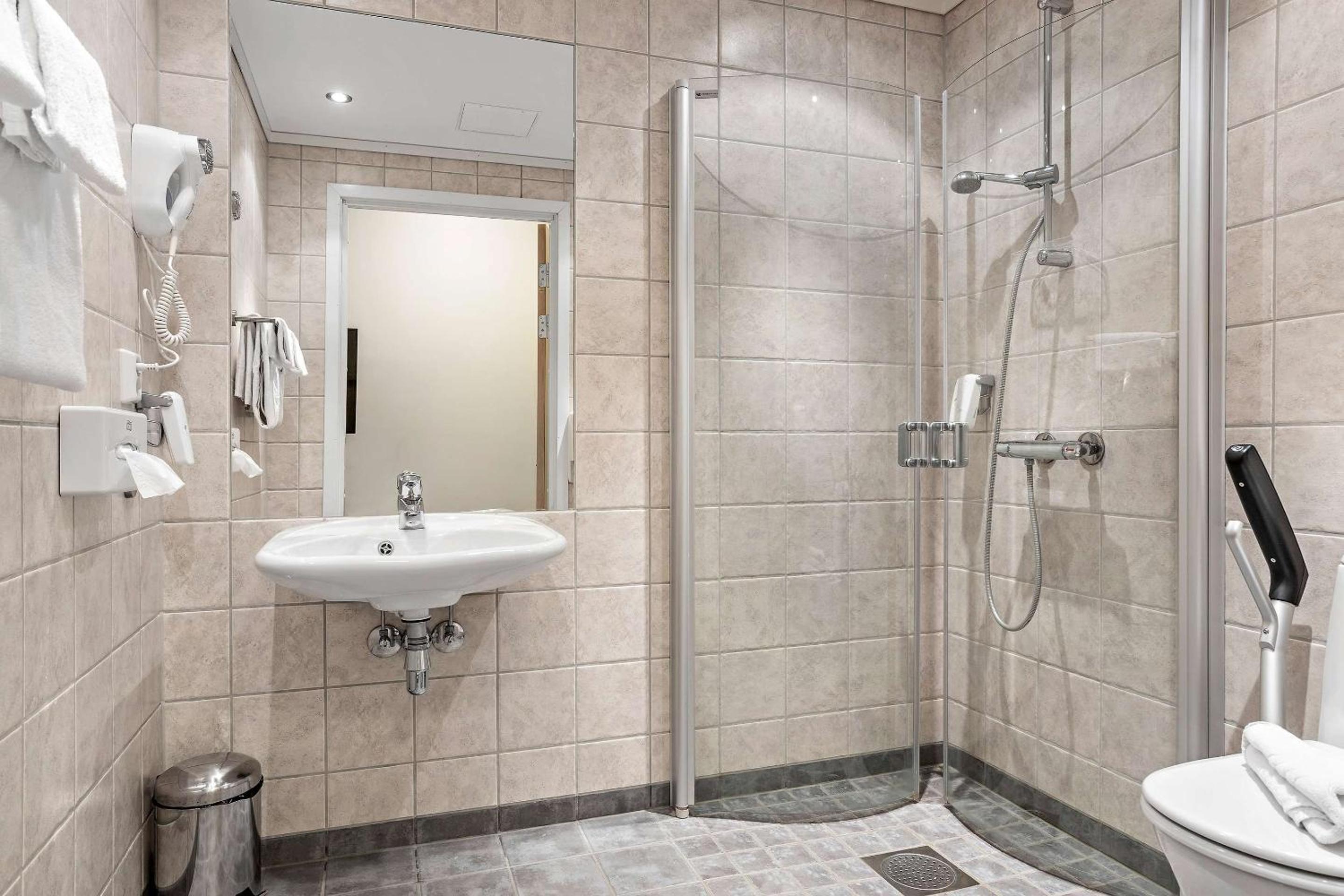 Triple Room with Three Single Beds - Photo 7