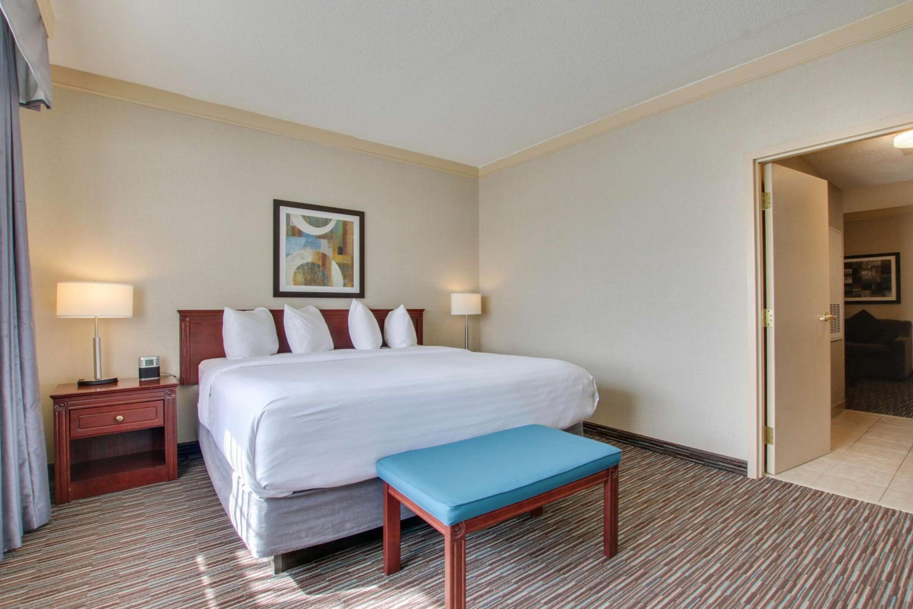 Two-Bedroom Suite - Photo 4